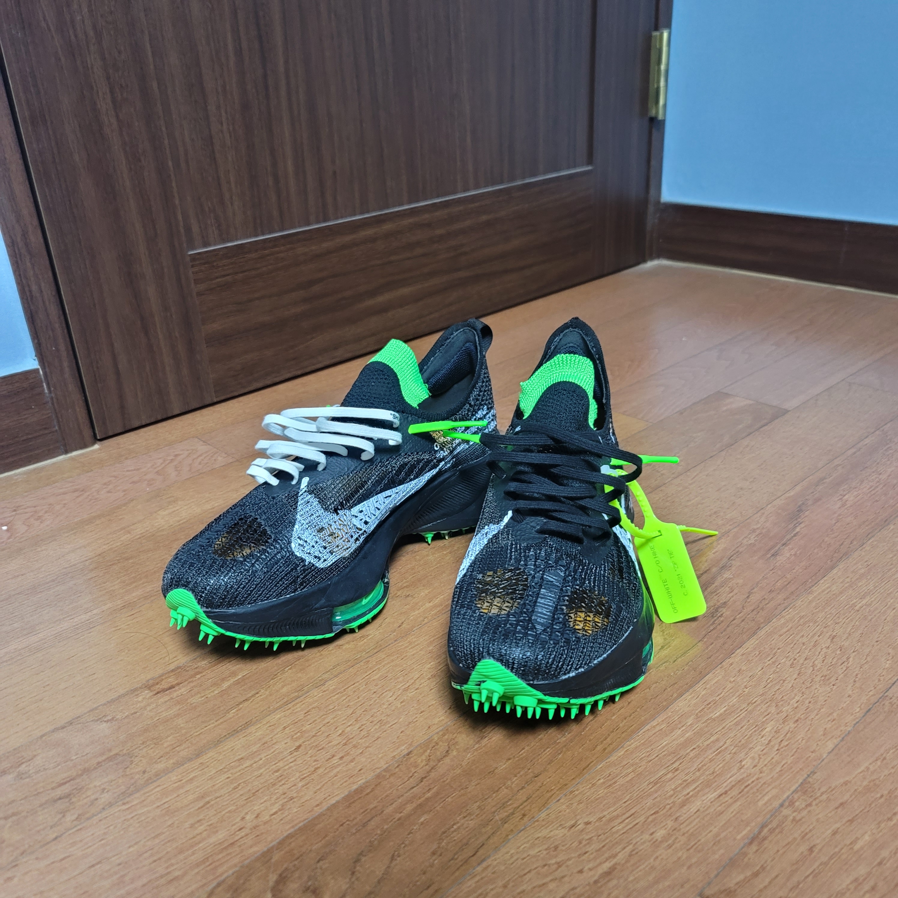 Nike x Off-White Air Zoom Tempo Next% Black 착용 스타일 - 1
