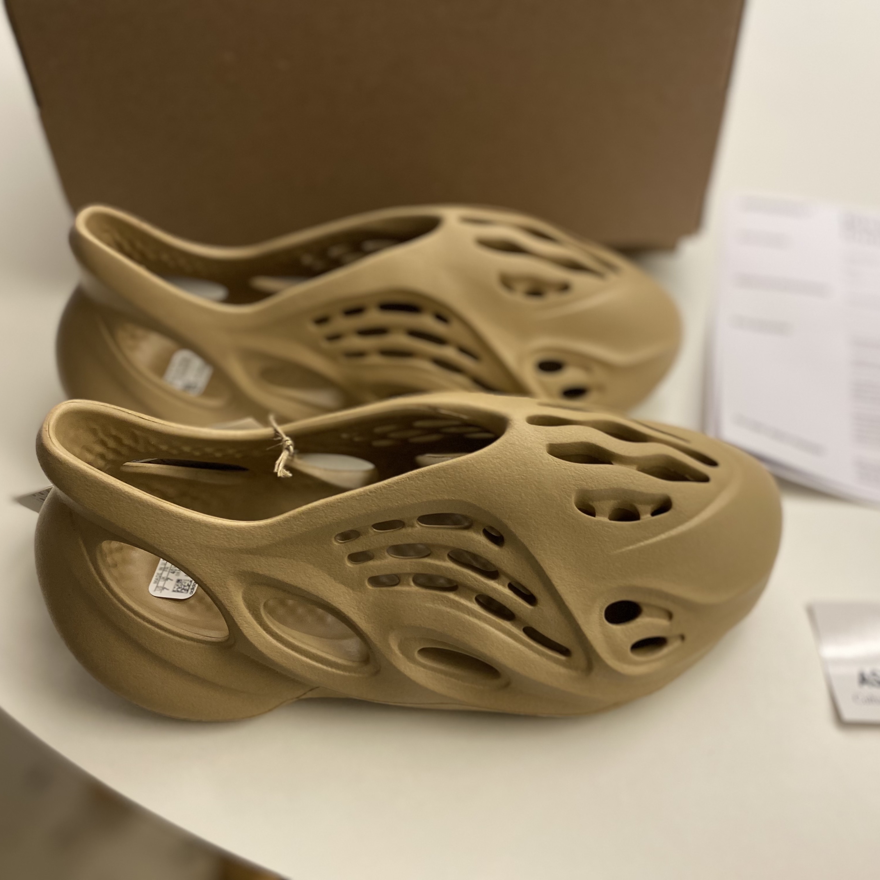 Adidas Yeezy Foam RNNR Ochre 착용 스타일 - 3