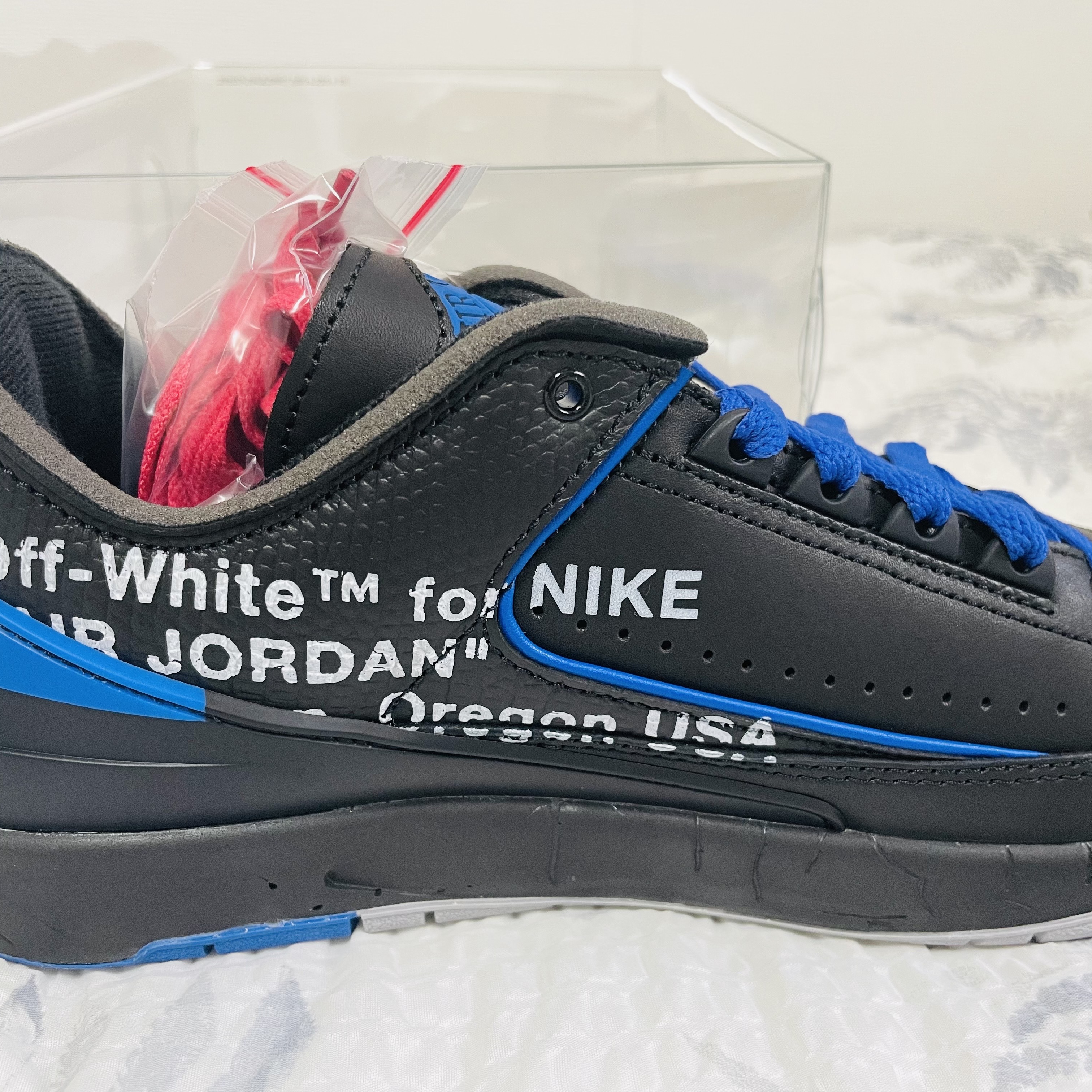 Jordan 2 x Off-White Retro Low SP Black and Varsity Royal 착용 스타일 - 5