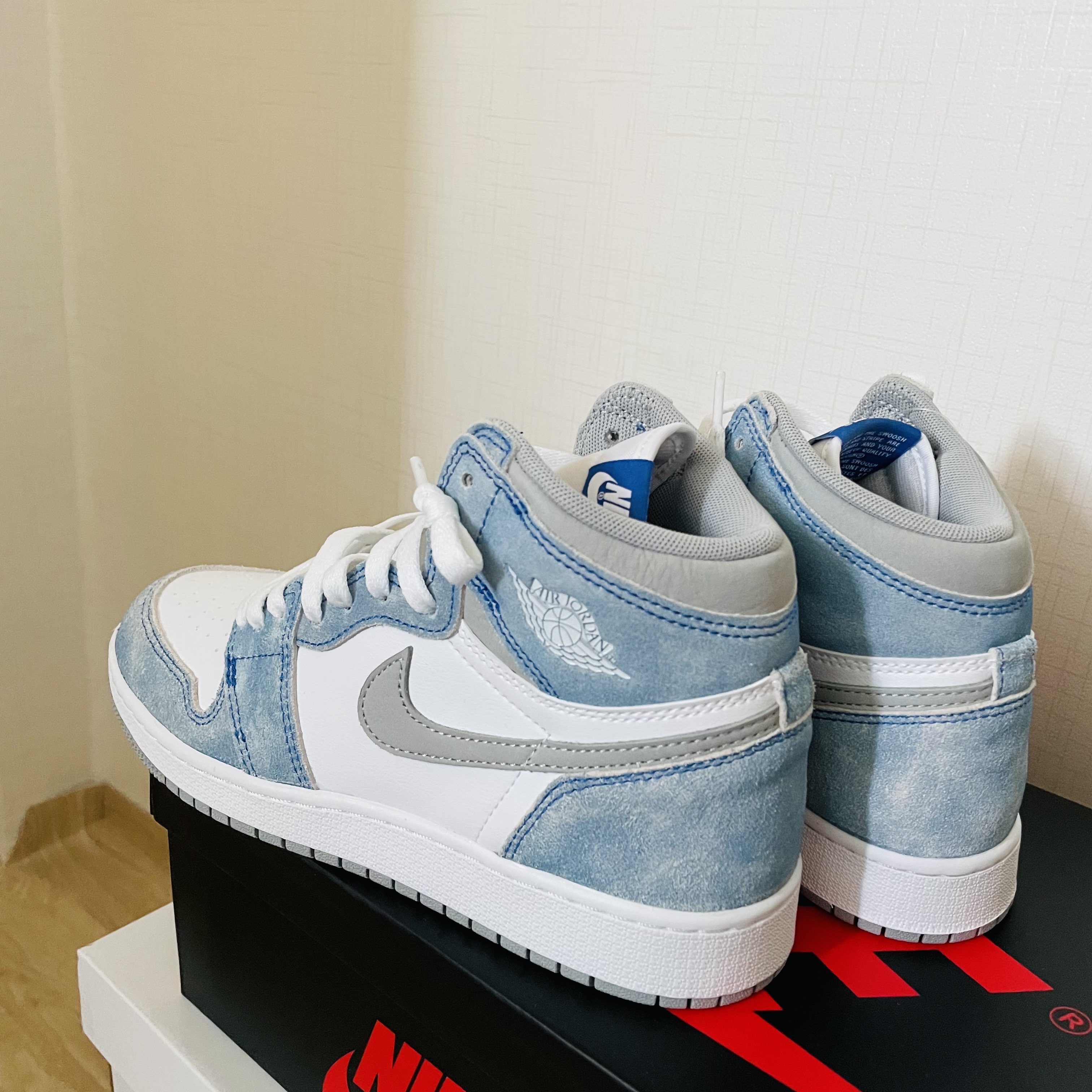 Jordan 1 Retro High OG Hyper Royal 착용 스타일