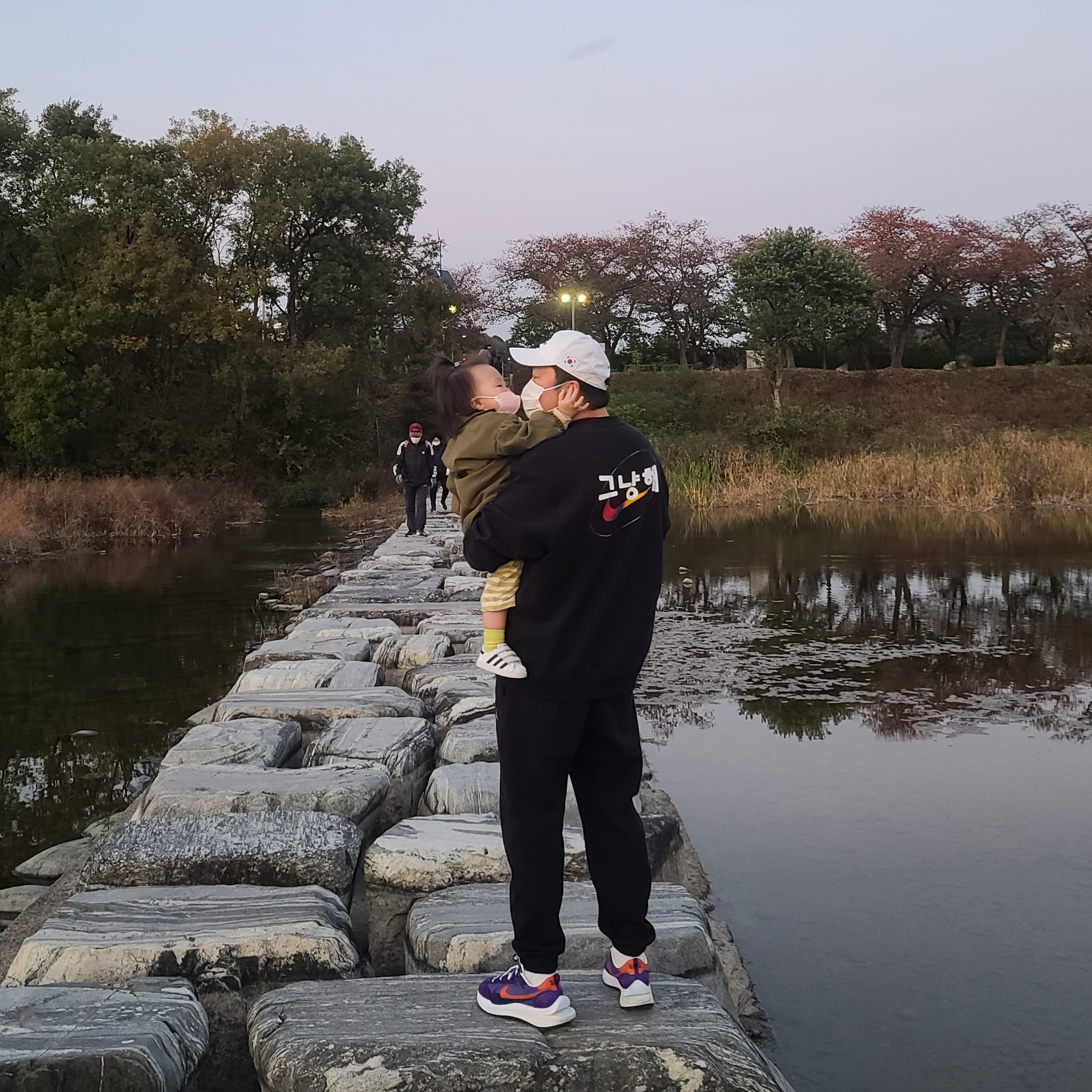 Nike Hangul Heavyweight Sweatshirt Black, Nike x Sacai VaporWaffle Dark Iris 착용 스타일