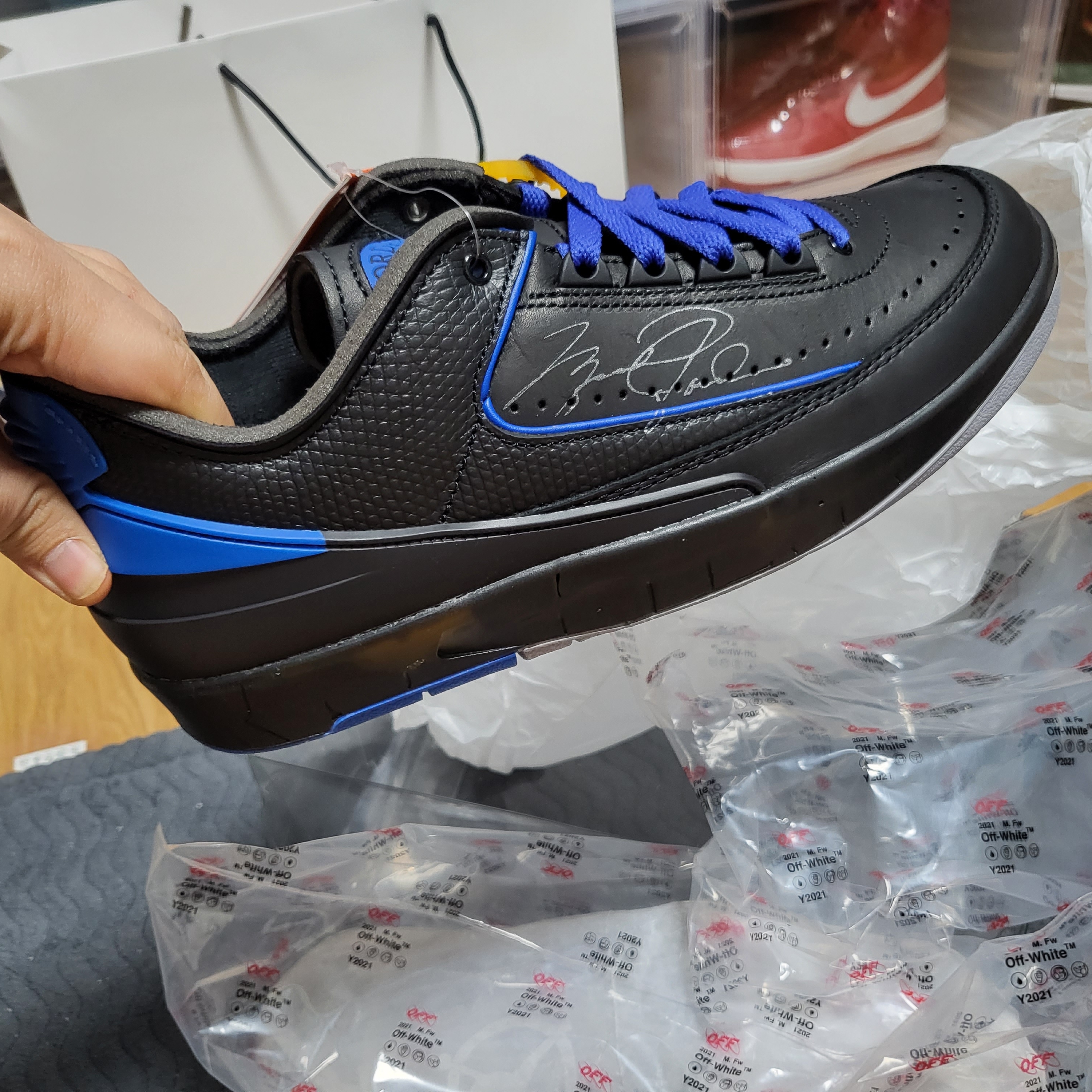 Jordan 2 x Off-White Retro Low SP Black and Varsity Royal 착용 스타일 - 3