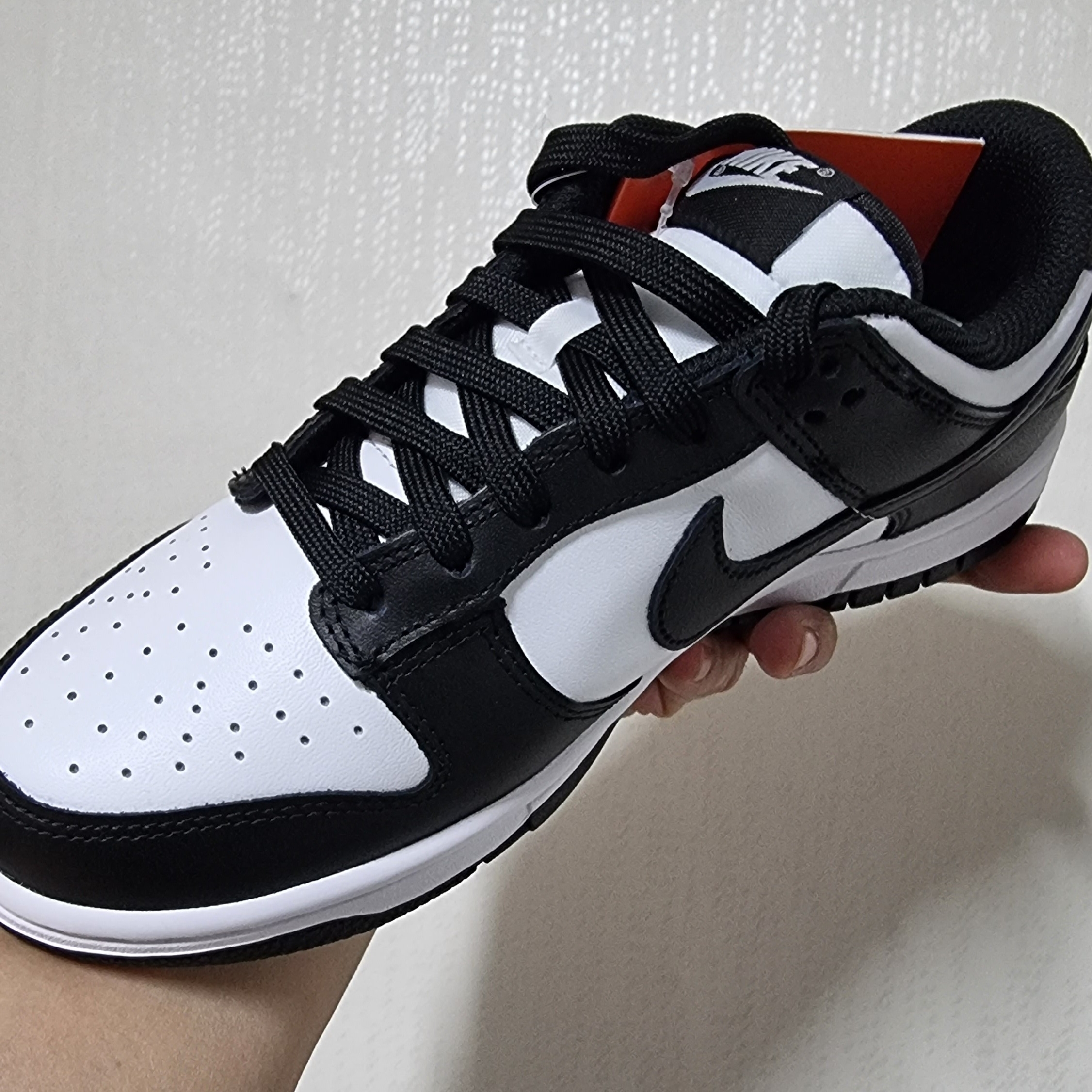(W) Nike Dunk Low Black 착용 스타일 - 1