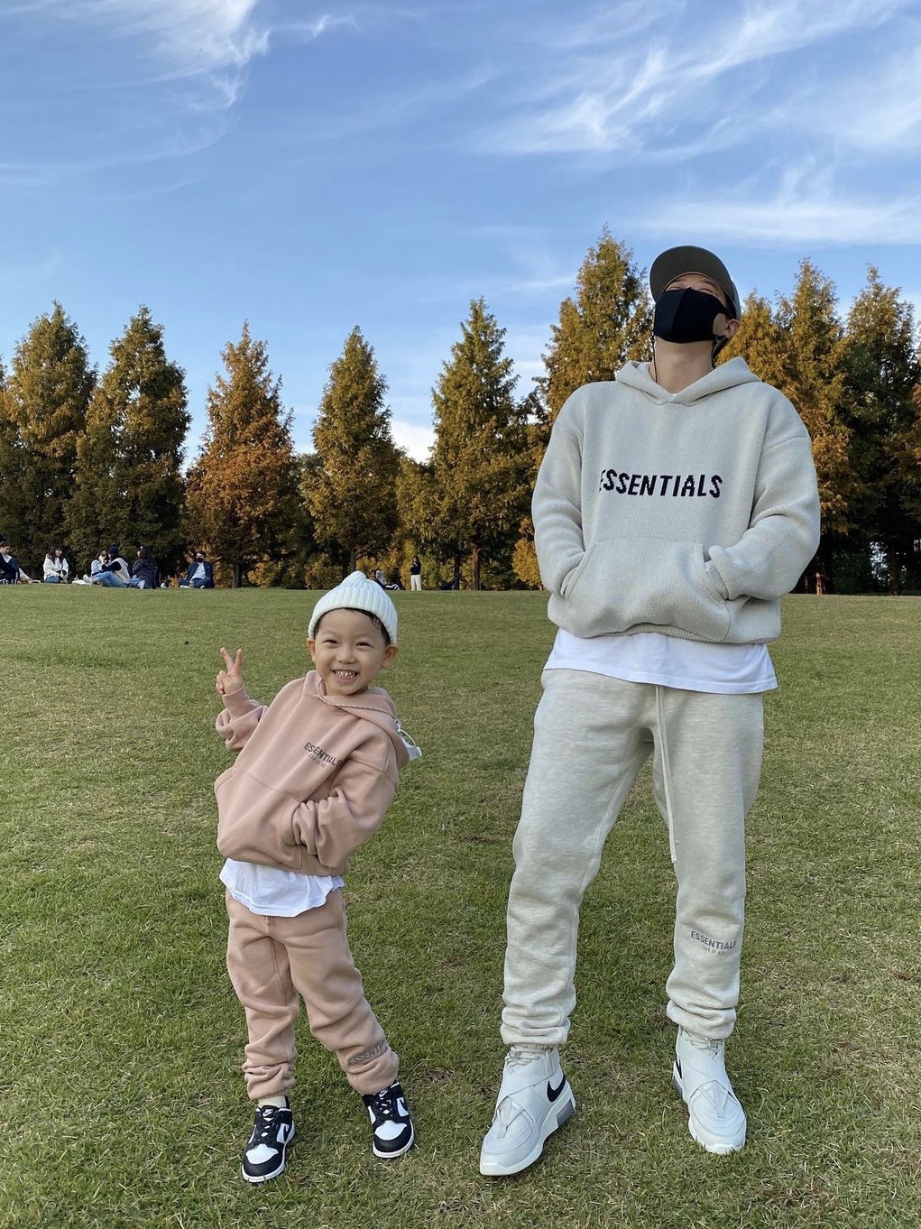 Essentials Sweatpants Oatmeal/Oatmeal Heather/Light Heather Oatmeal 2020, Essentials Knit Hoodie Oatmeal - 20FW 착용 스타일 - 1