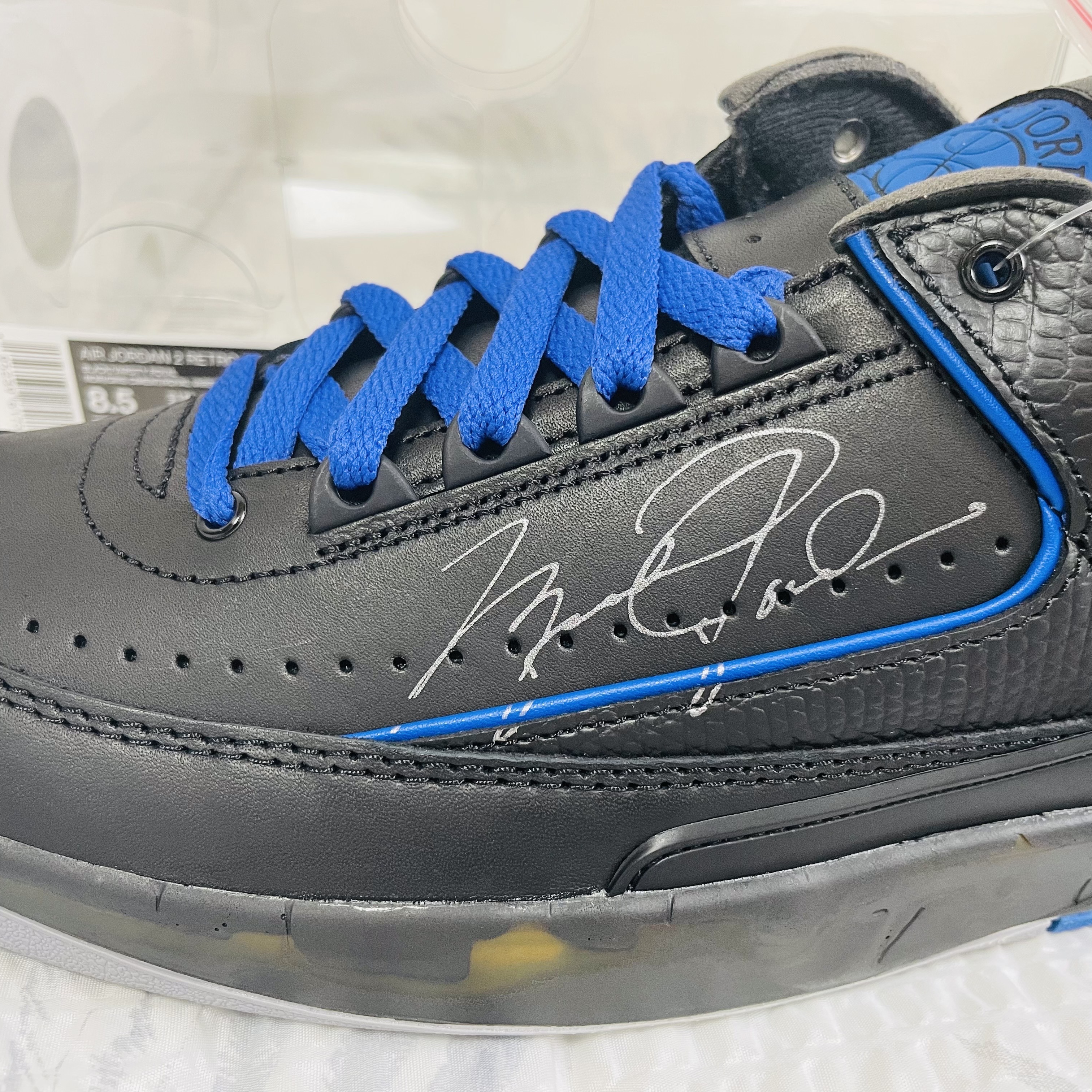 Jordan 2 x Off-White Retro Low SP Black and Varsity Royal 착용 스타일 - 4
