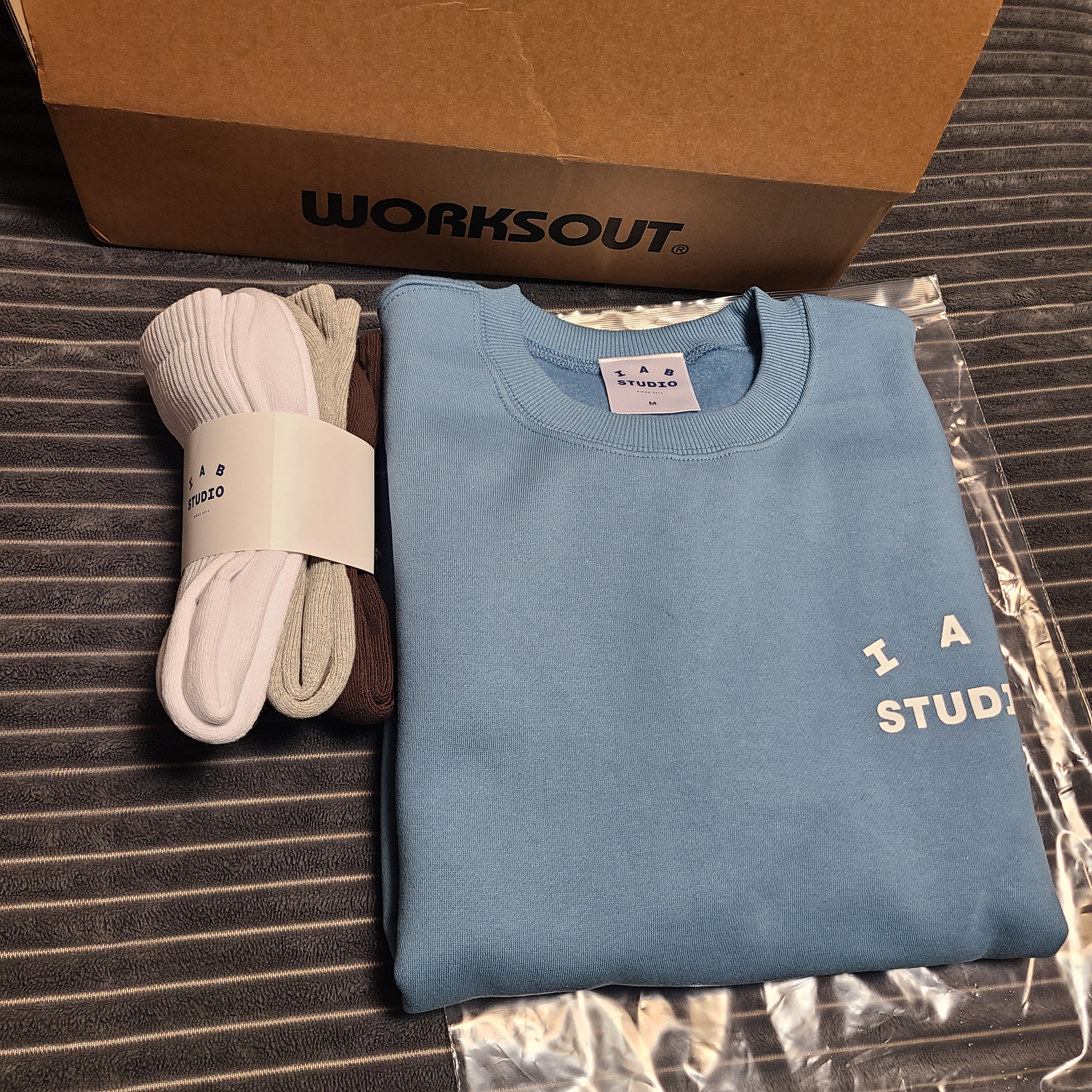 IAB Studio Crewneck Sky Blue, IAB Studio Socks Pack White Gray Brown 착용 스타일 - 2