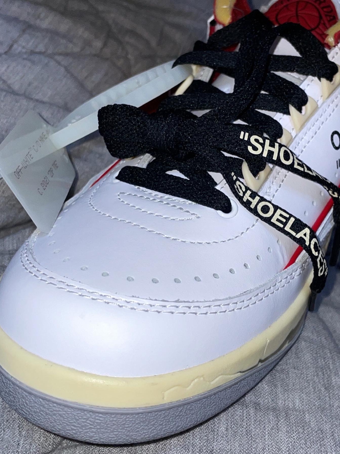 Jordan 2 x Off-White Retro Low SP White and Varsity Red 착용 스타일 - 3