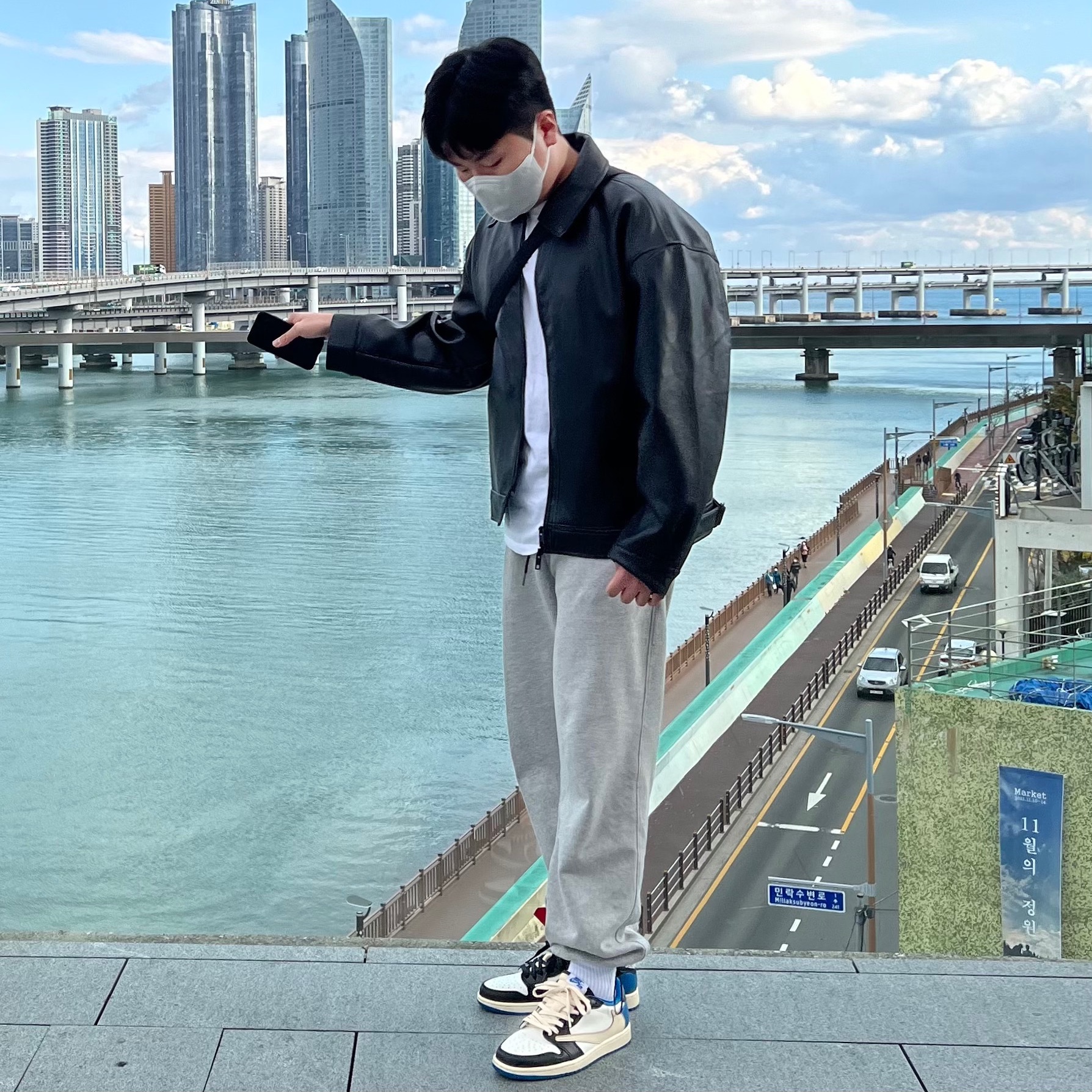 Jordan 1 x Travis Scott x Fragment Retro Low OG SP Military Blue 착용 스타일 - 2