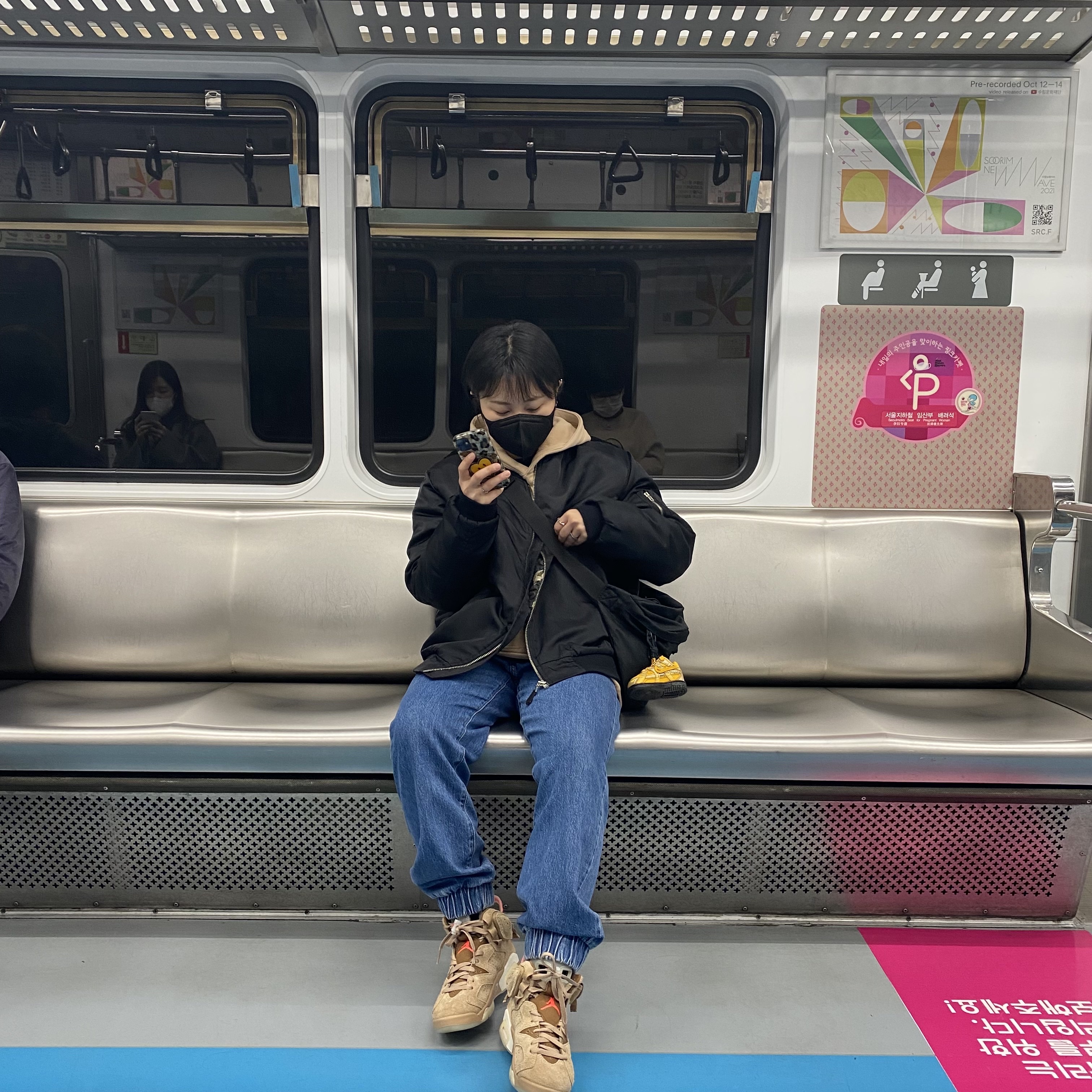 Jordan 6 x Travis Scott Retro SP British Khaki, (TD) Nike x Off-White Air Rubber Dunk University Gold 착용 스타일