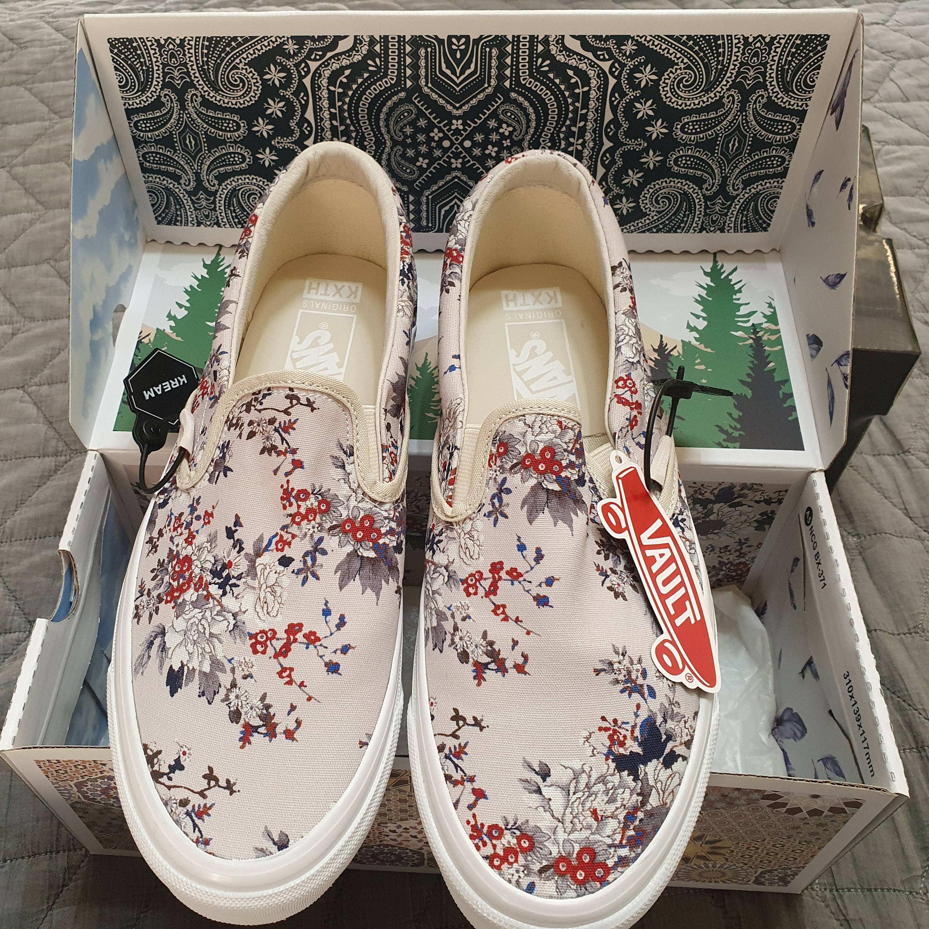 Vans Vault x Kith 10th Anniversary OG Classic Slip-On LX Floral Turtledove 착용 스타일 - 2