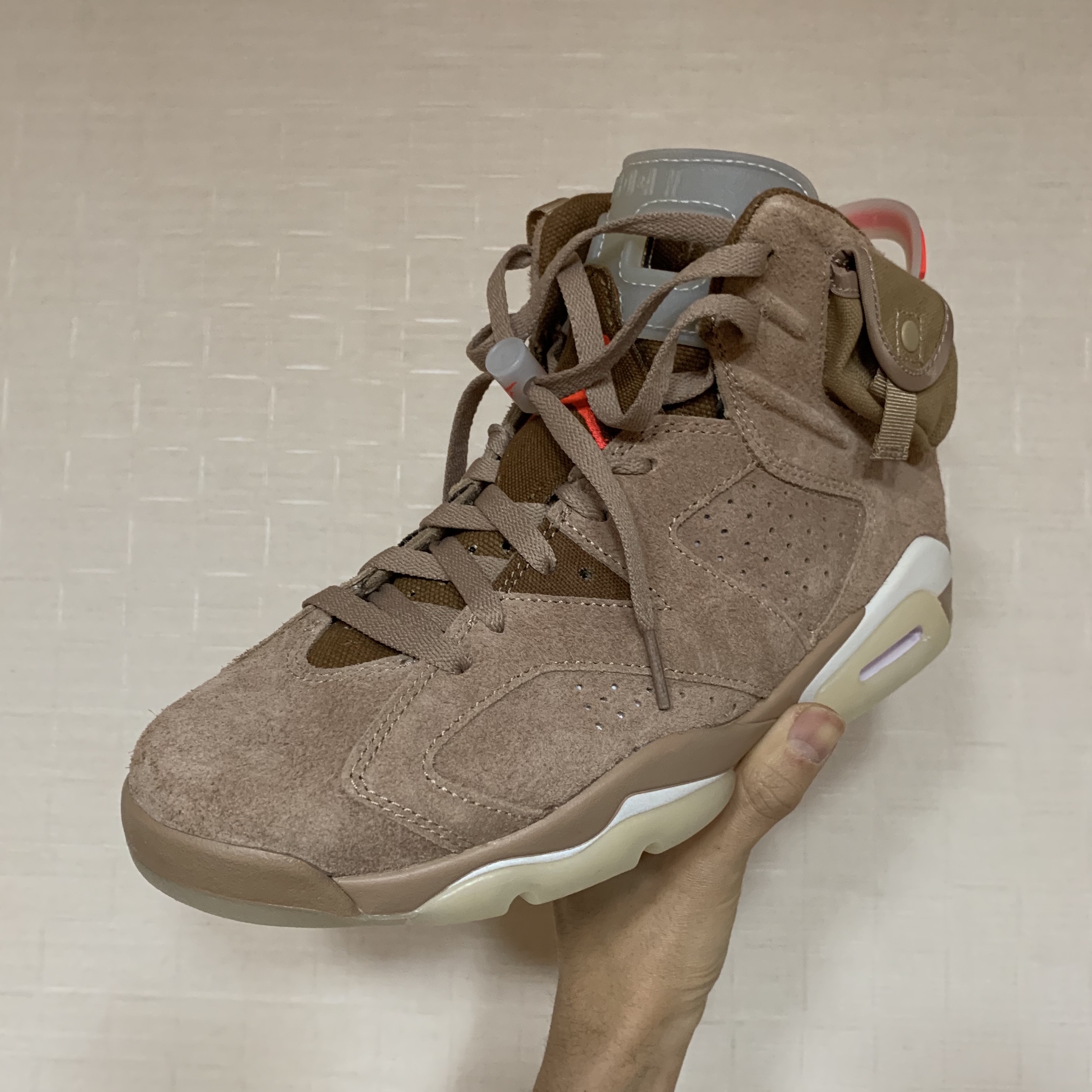 Jordan 6 x Travis Scott Retro SP British Khaki 착용 스타일