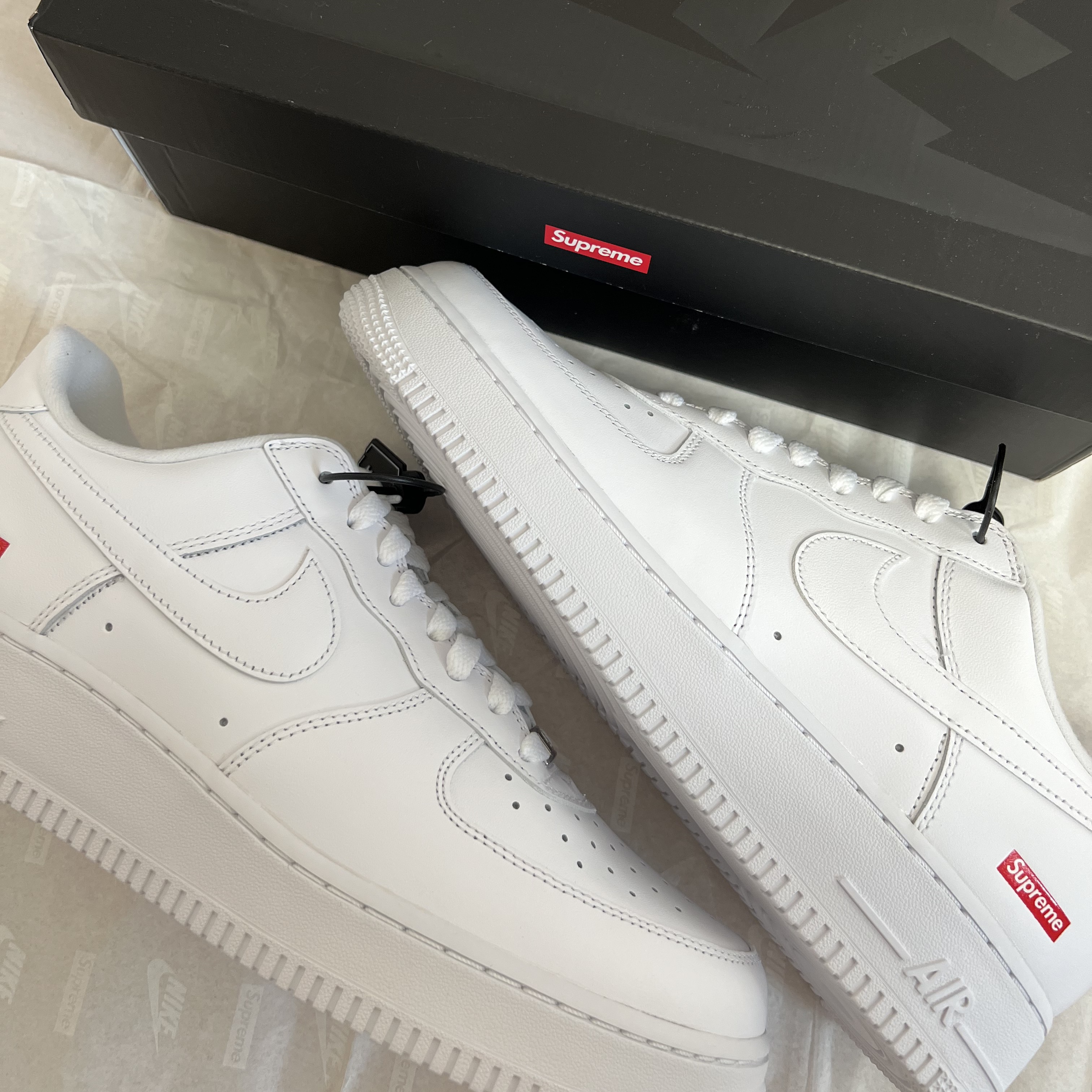 Nike x Supreme Air Force 1 Low White 착용 스타일