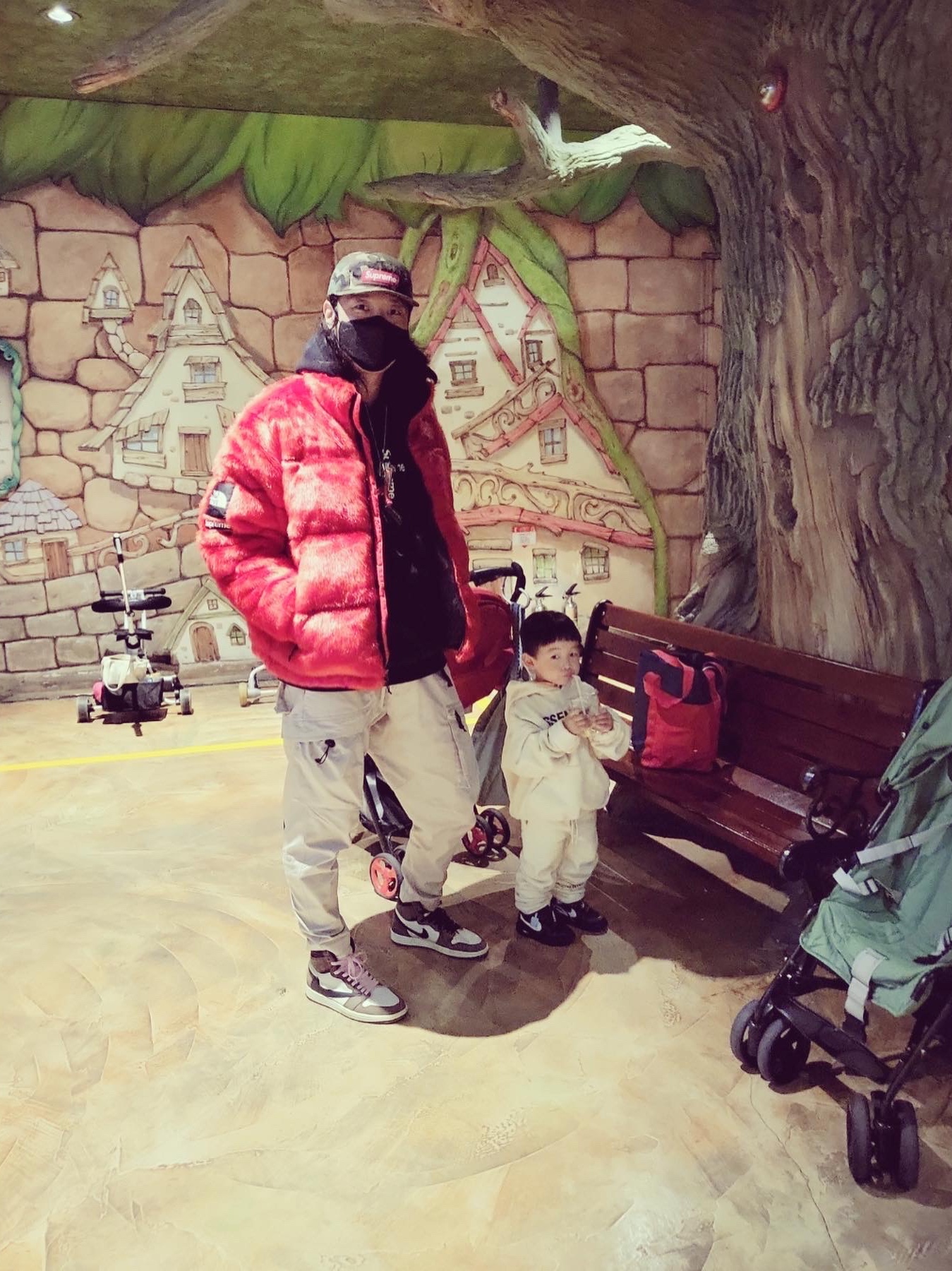 Jordan 1 x Travis Scott Retro High OG SP Mocha, Nike ACG Woven Cargo Pants Moon Particle - US/EU 착용 스타일 - 1
