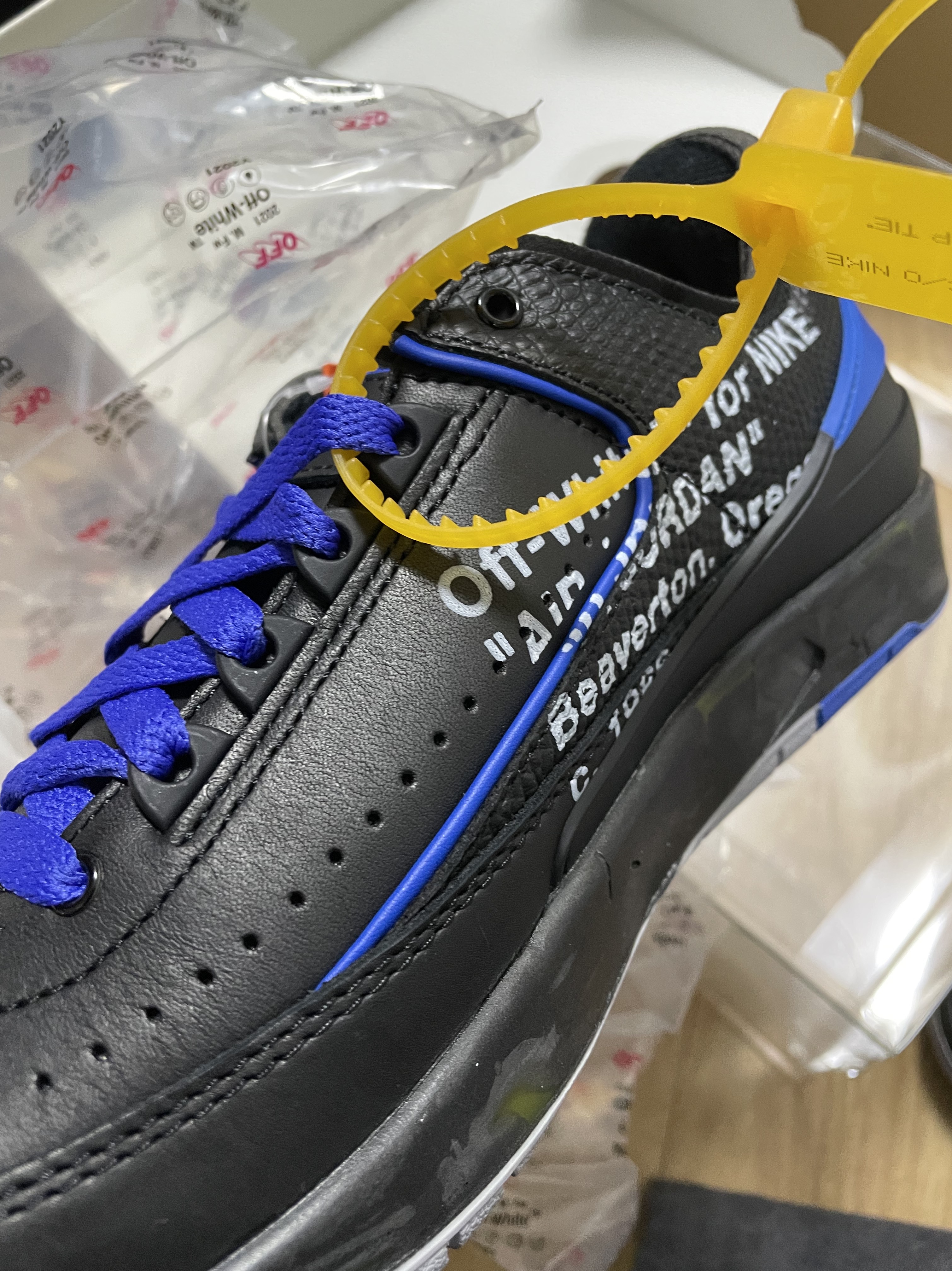 Jordan 2 x Off-White Retro Low SP Black and Varsity Royal 착용 스타일 - 2