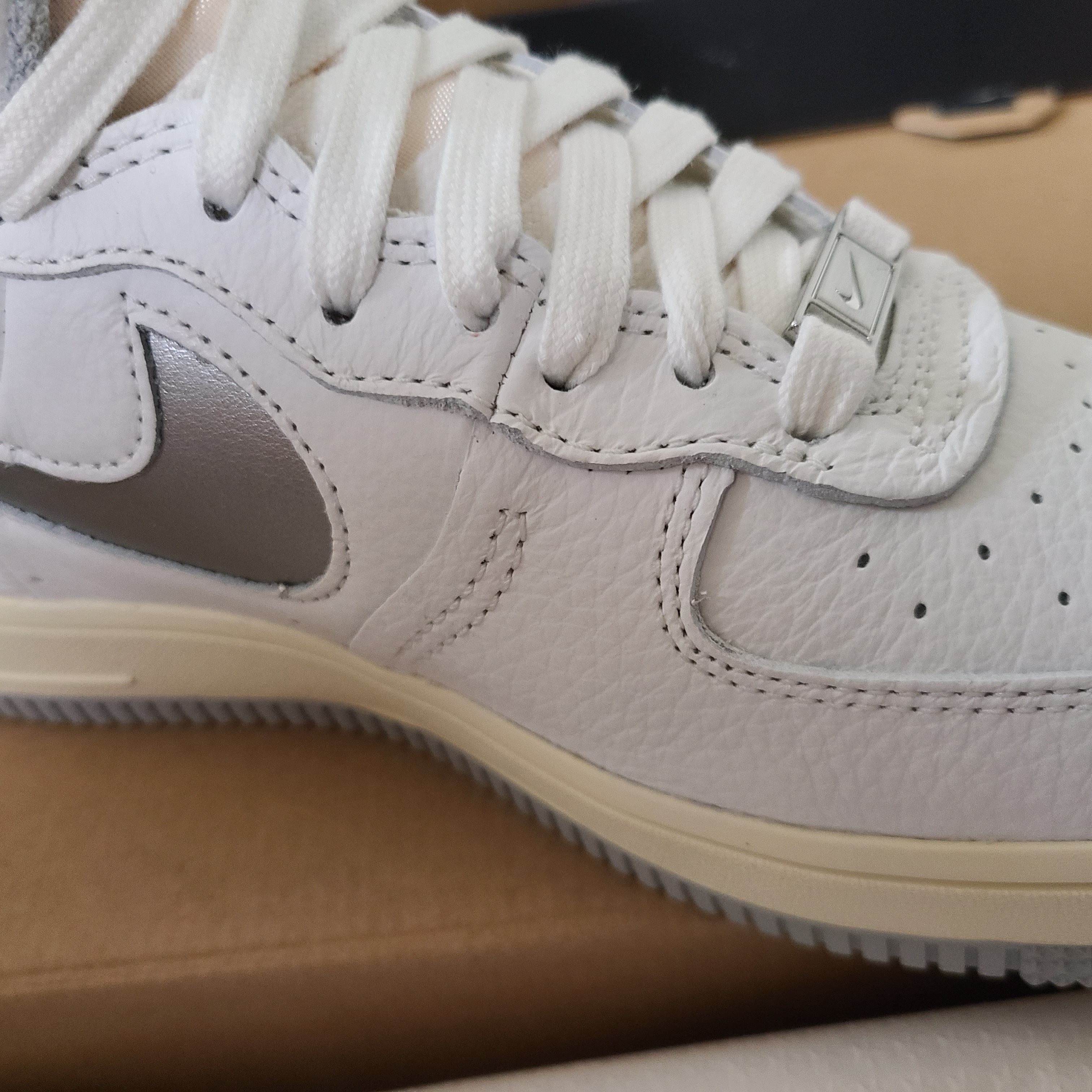 (W) Nike Air Force 1 High Sculpt Silver 착용 스타일 - 5