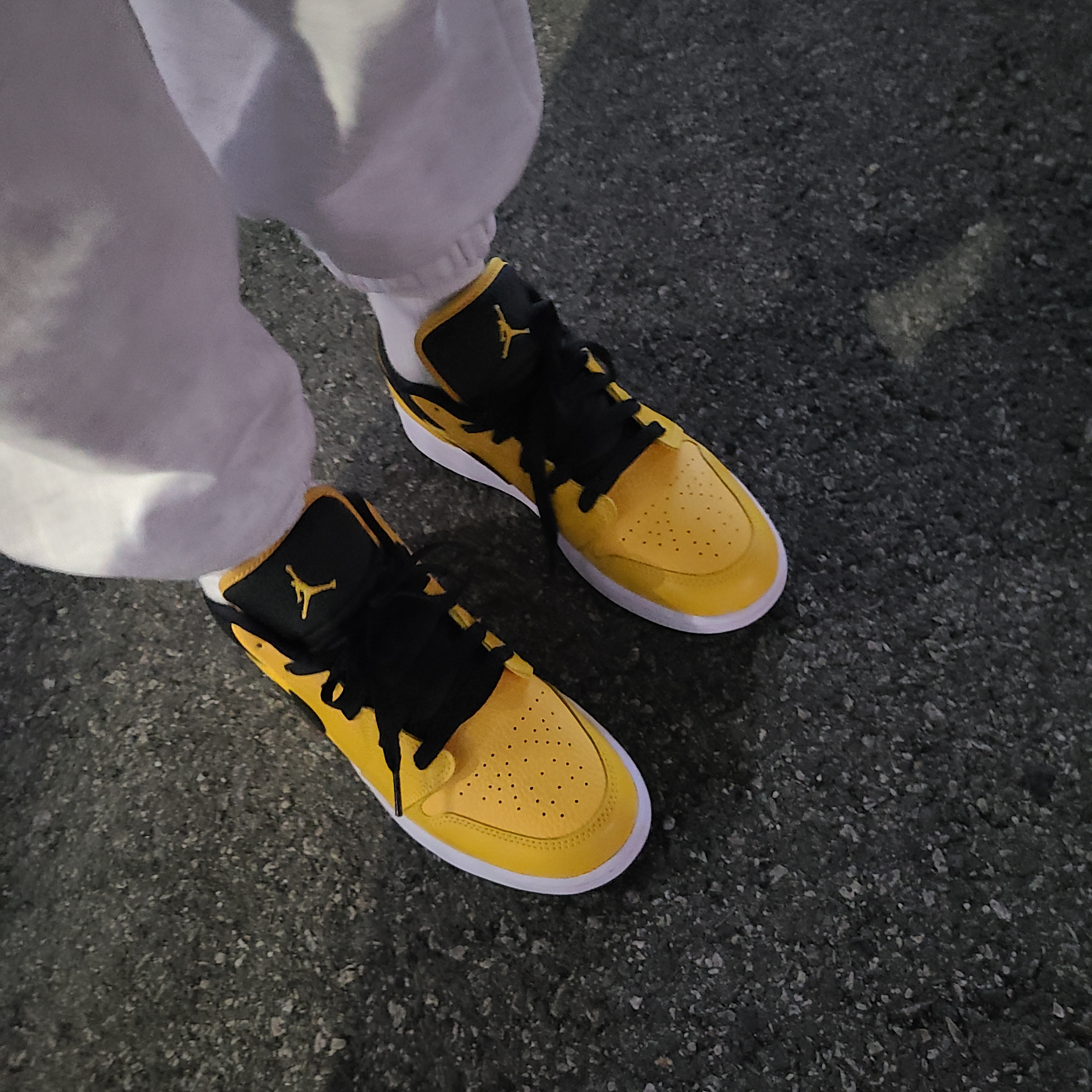 (GS) Jordan 1 Low University Gold Black, Nike Blazer Low '77 Vintage Pine Green 착용 스타일 - 2