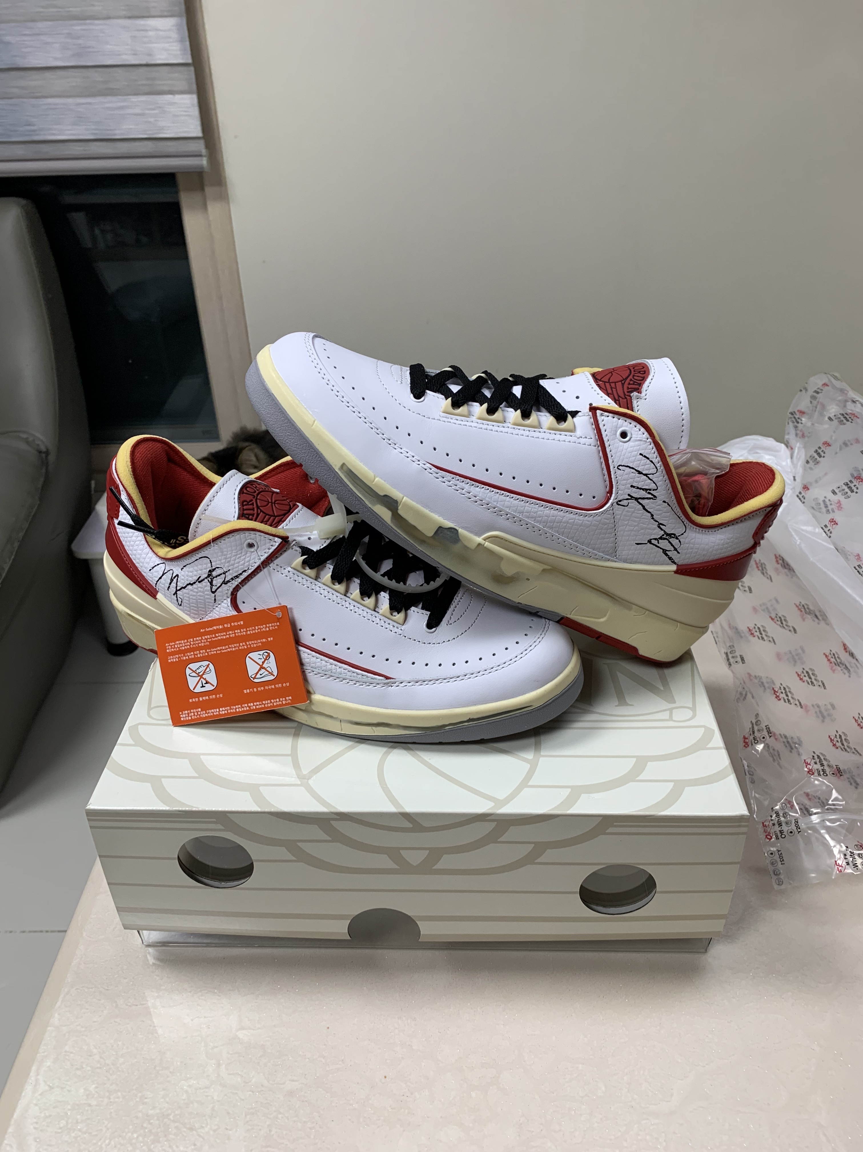 Jordan 2 x Off-White Retro Low SP White and Varsity Red 착용 스타일 - 1
