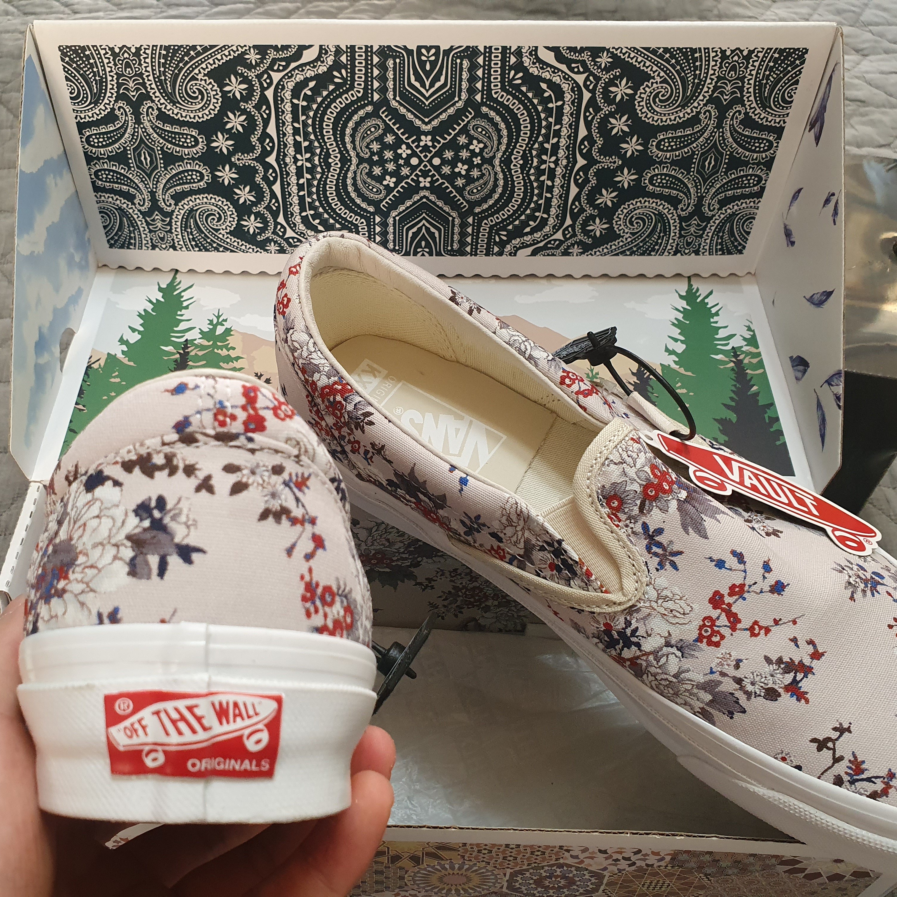 Vans Vault x Kith 10th Anniversary OG Classic Slip-On LX Floral Turtledove 착용 스타일 - 1