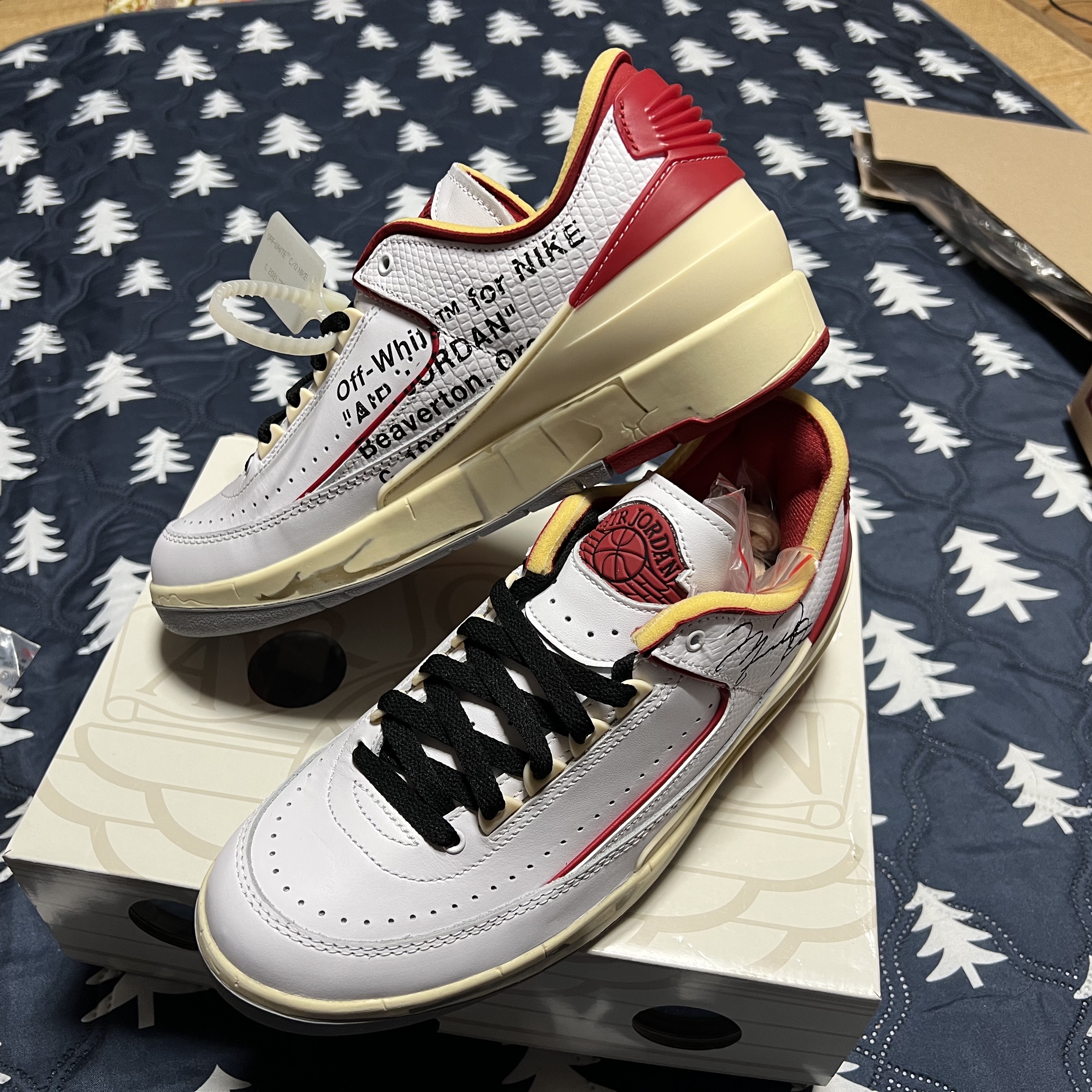Jordan 2 x Off-White Retro Low SP White and Varsity Red 착용 스타일 - 1