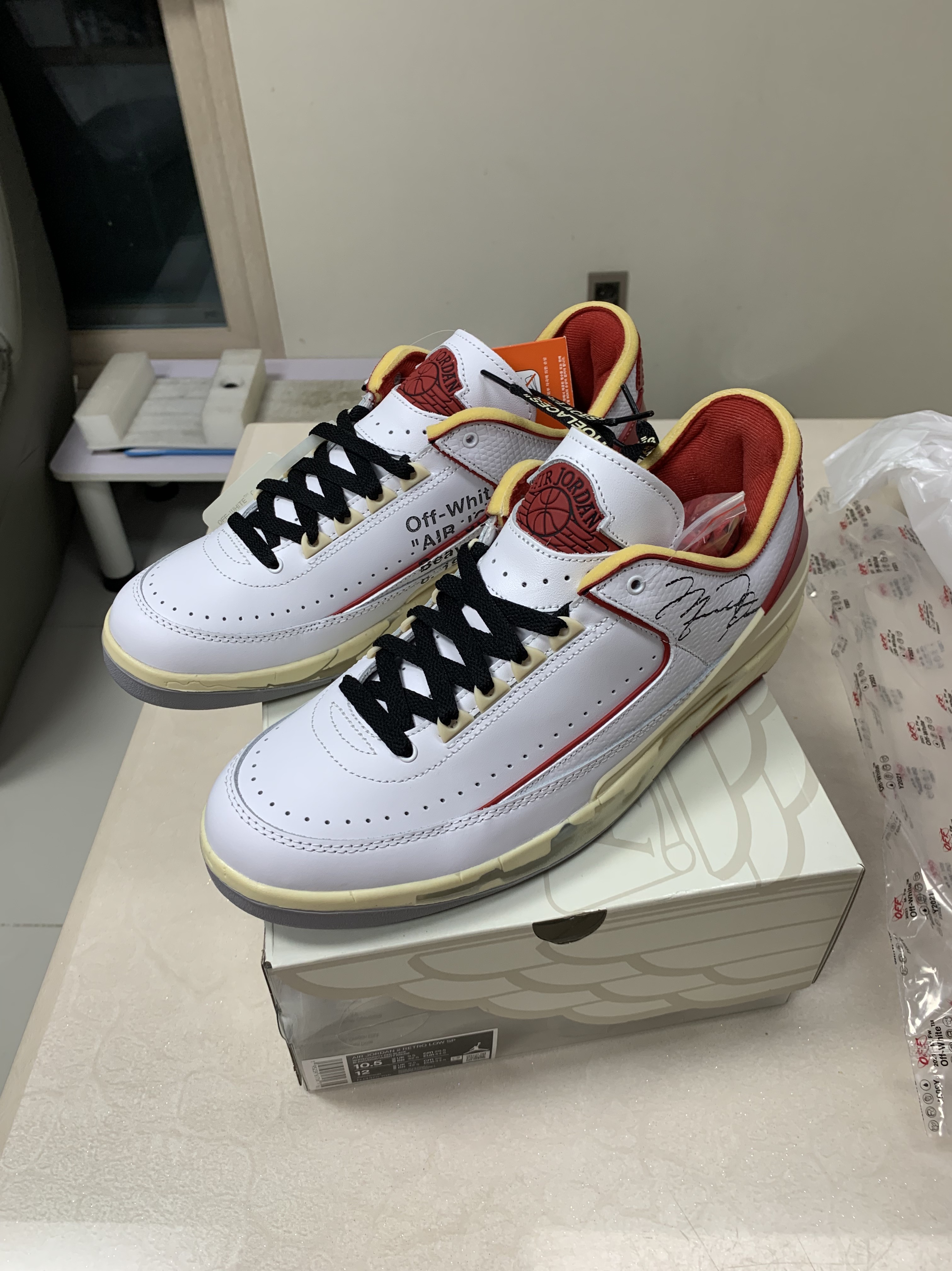 Jordan 2 x Off-White Retro Low SP White and Varsity Red 착용 스타일 - 2