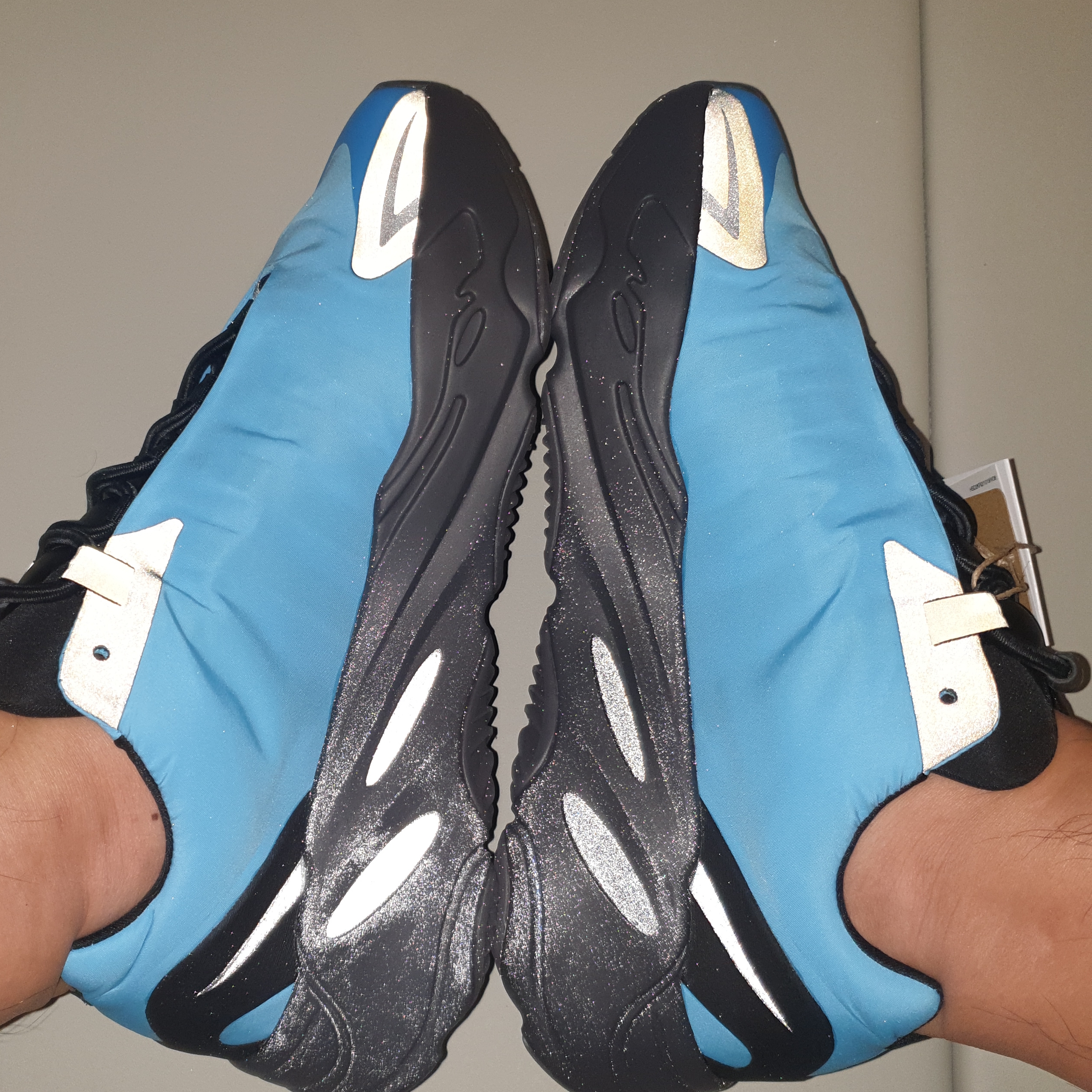 Adidas Yeezy Boost 700 MNVN Bright Cyan 착용 스타일 - 3