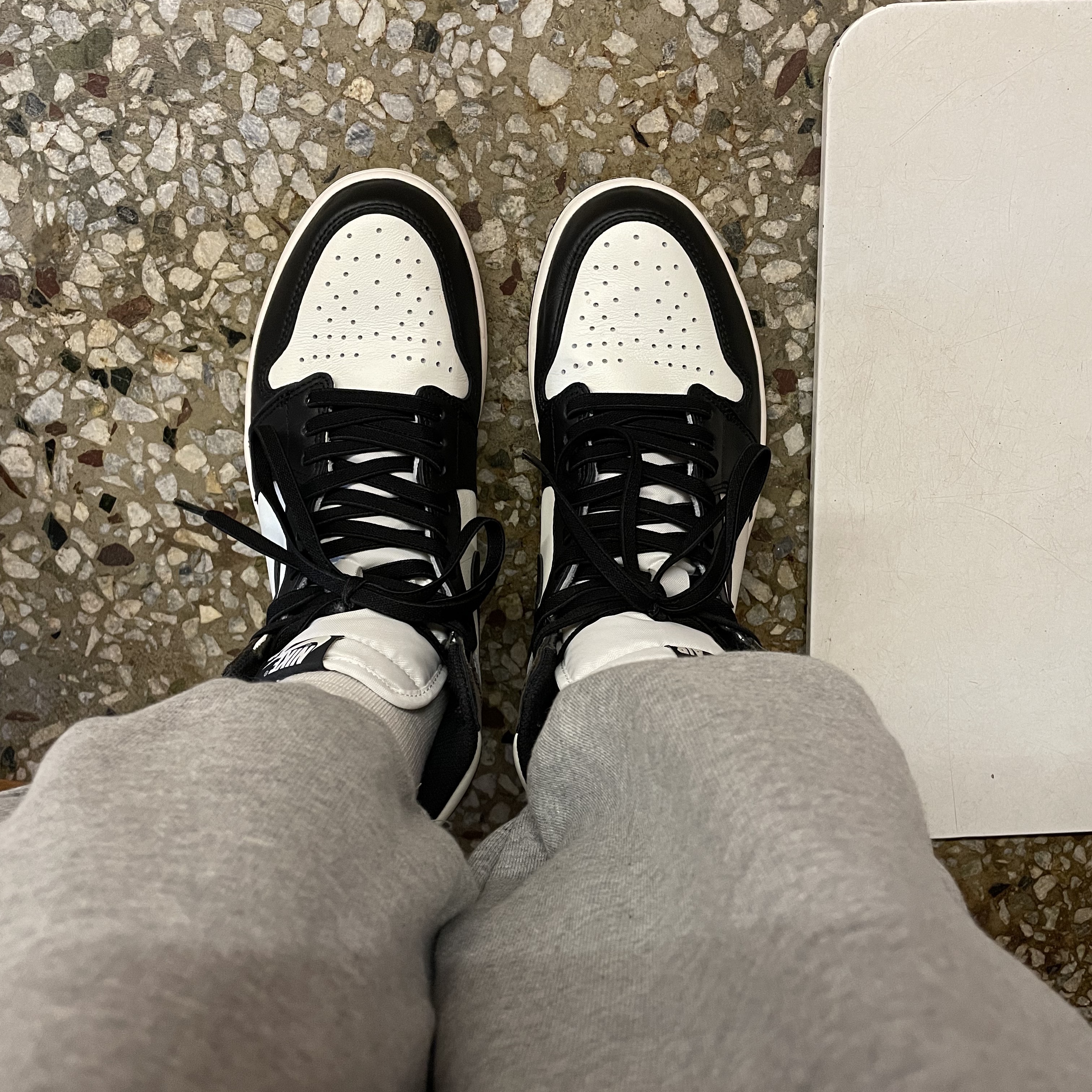 Jordan 1 Retro High OG Black Mocha 착용 스타일 - 2