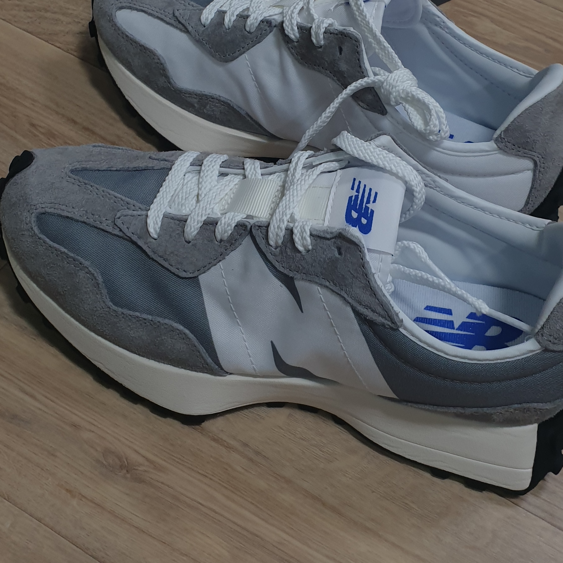 New Balance 327 Grey 착용 스타일