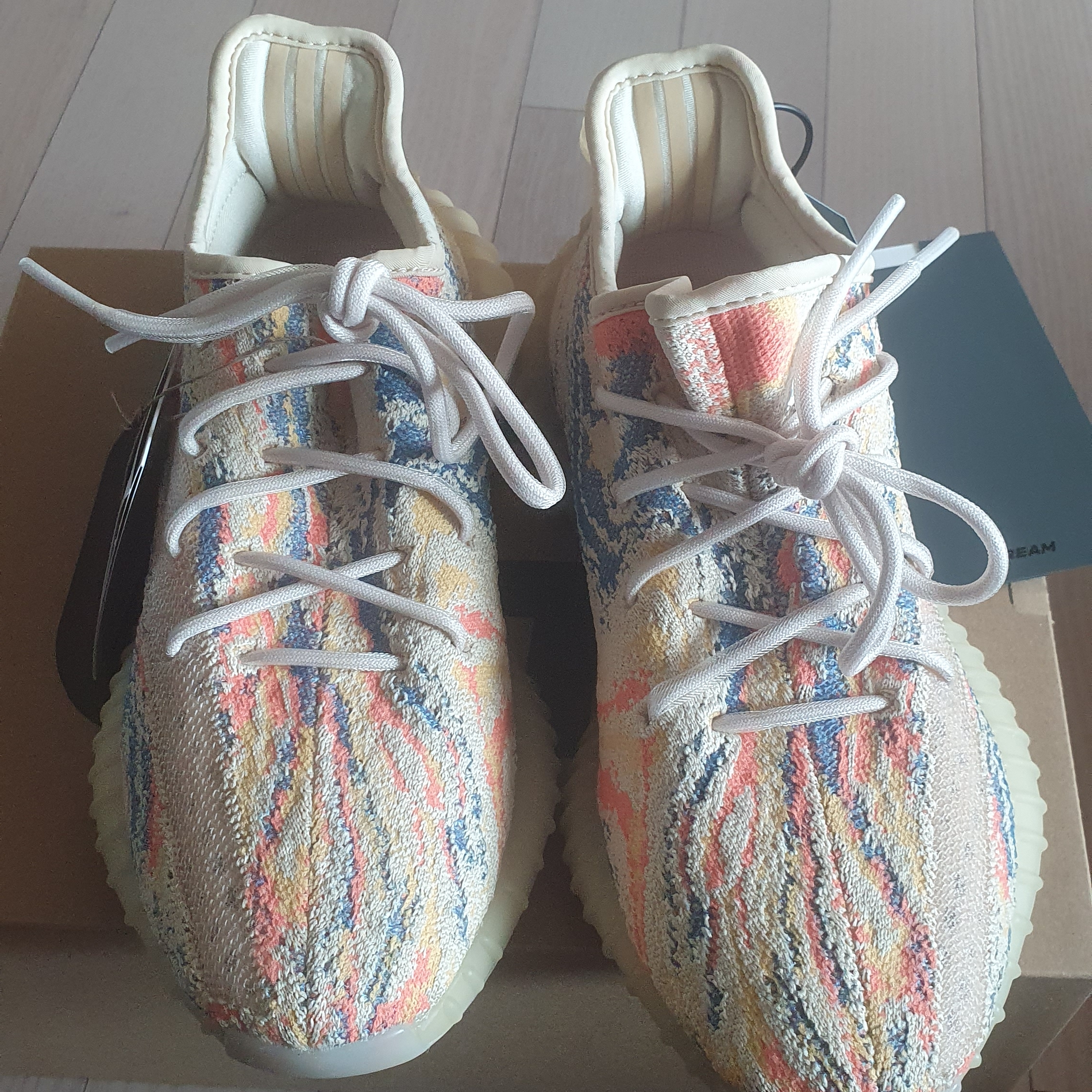 Adidas Yeezy Boost 350 V2 MX Oat 착용 스타일