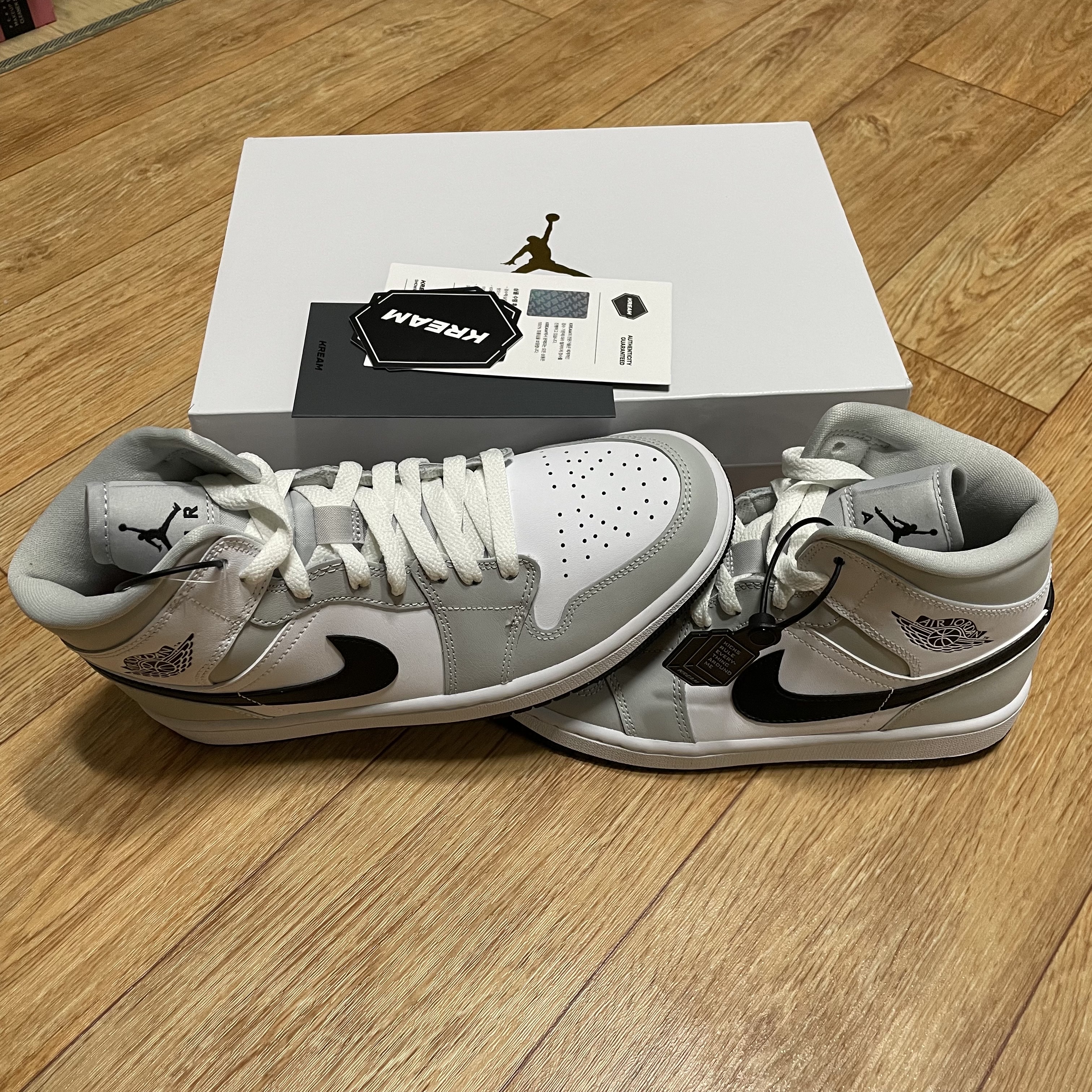 Nike Air Force 1 '07 Low White, (W) Jordan 1 Mid Grey Fog 착용 스타일 - 3