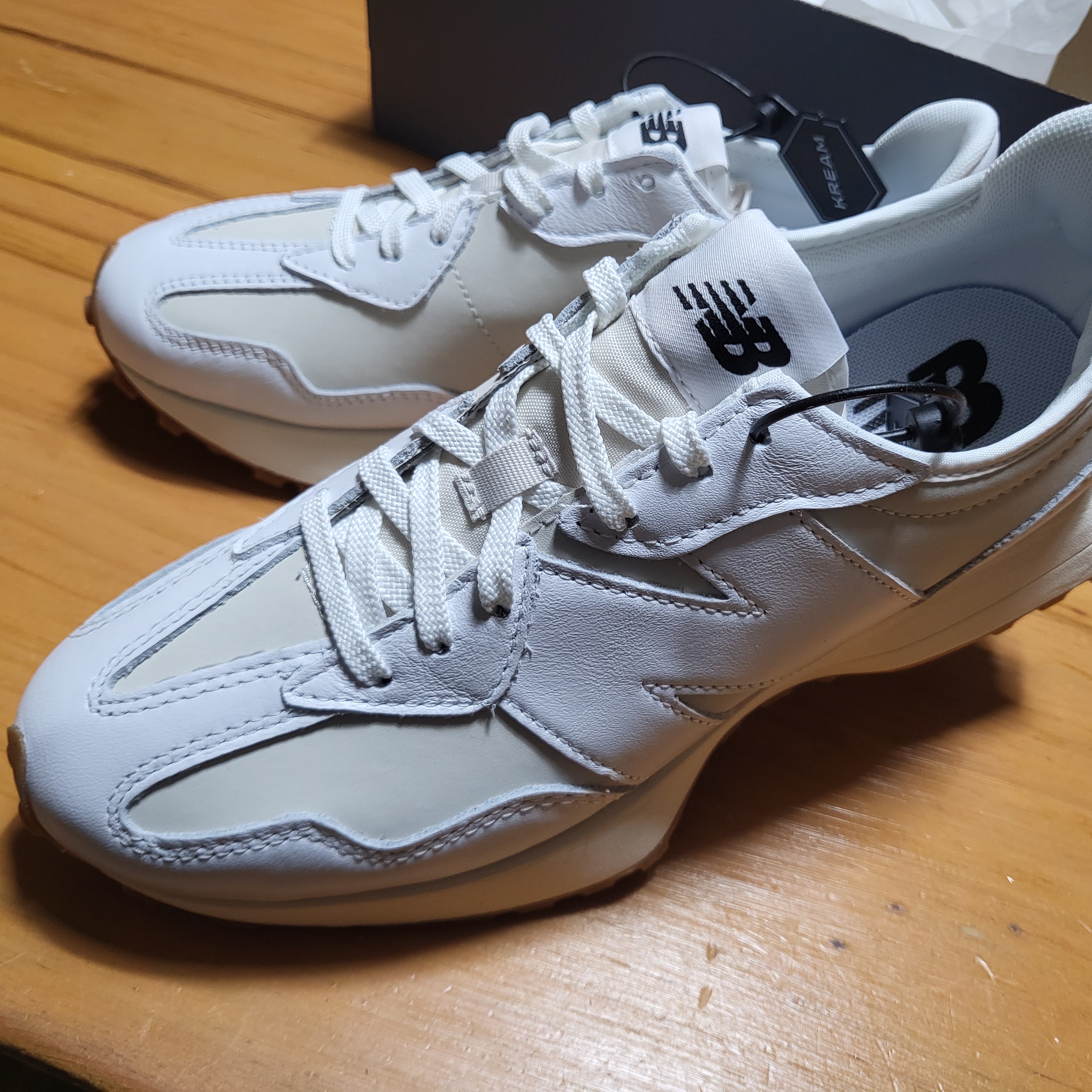 (W) New Balance 327 Leather White Moonbeam 착용 스타일 - 3