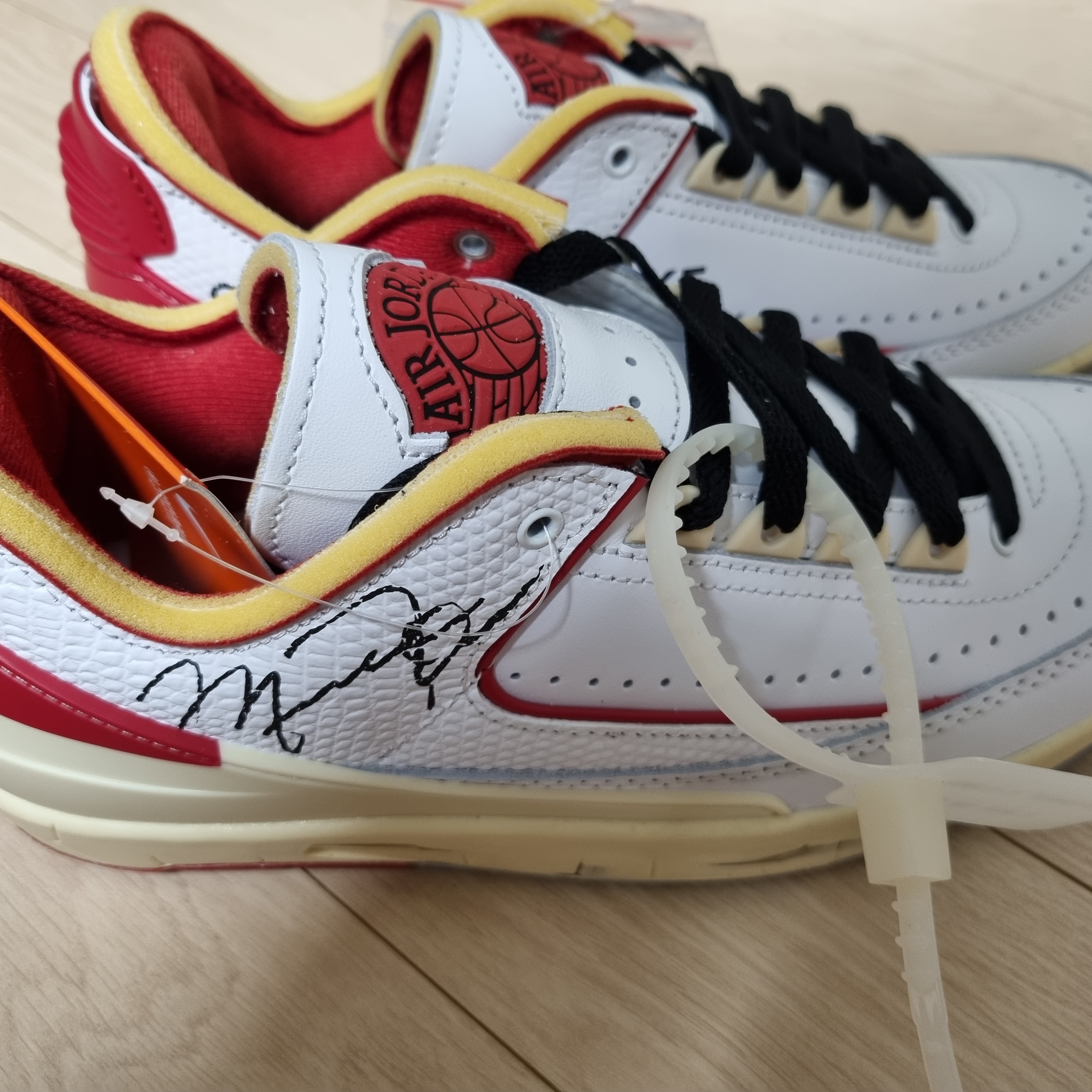 Jordan 2 x Off-White Retro Low SP White and Varsity Red 착용 스타일 - 1