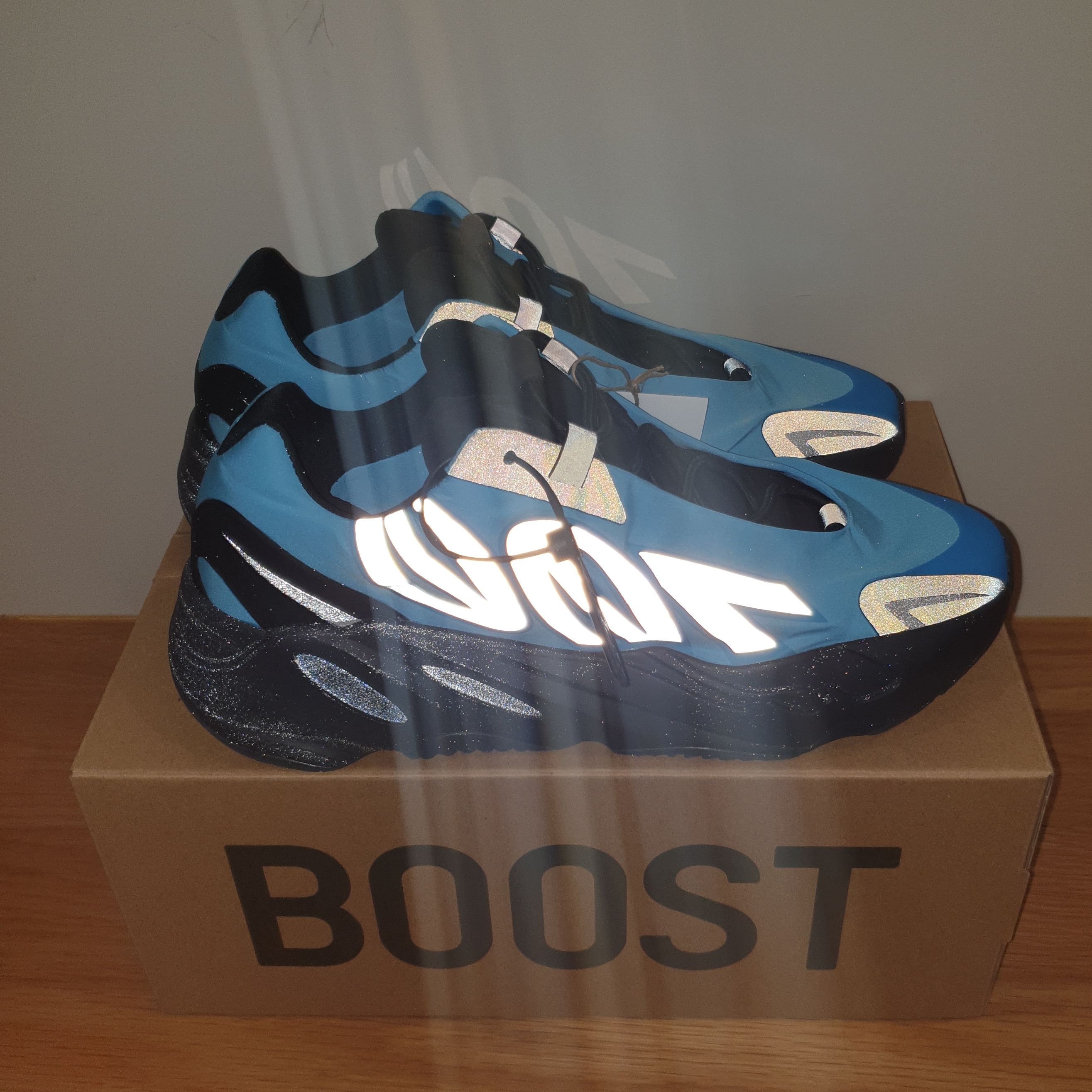 Adidas Yeezy Boost 700 MNVN Bright Cyan 착용 스타일 - 2