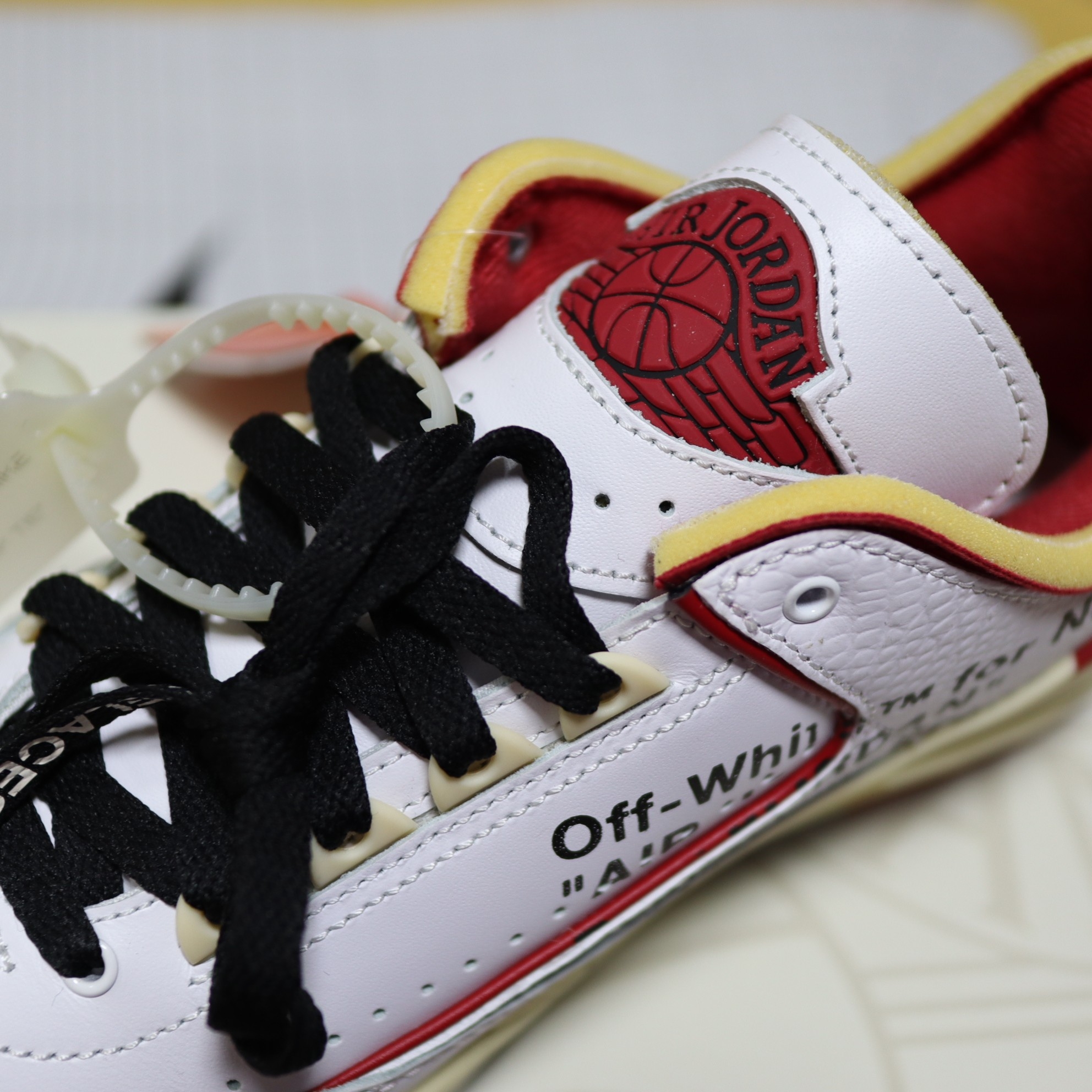 Jordan 2 x Off-White Retro Low SP White and Varsity Red 착용 스타일 - 3