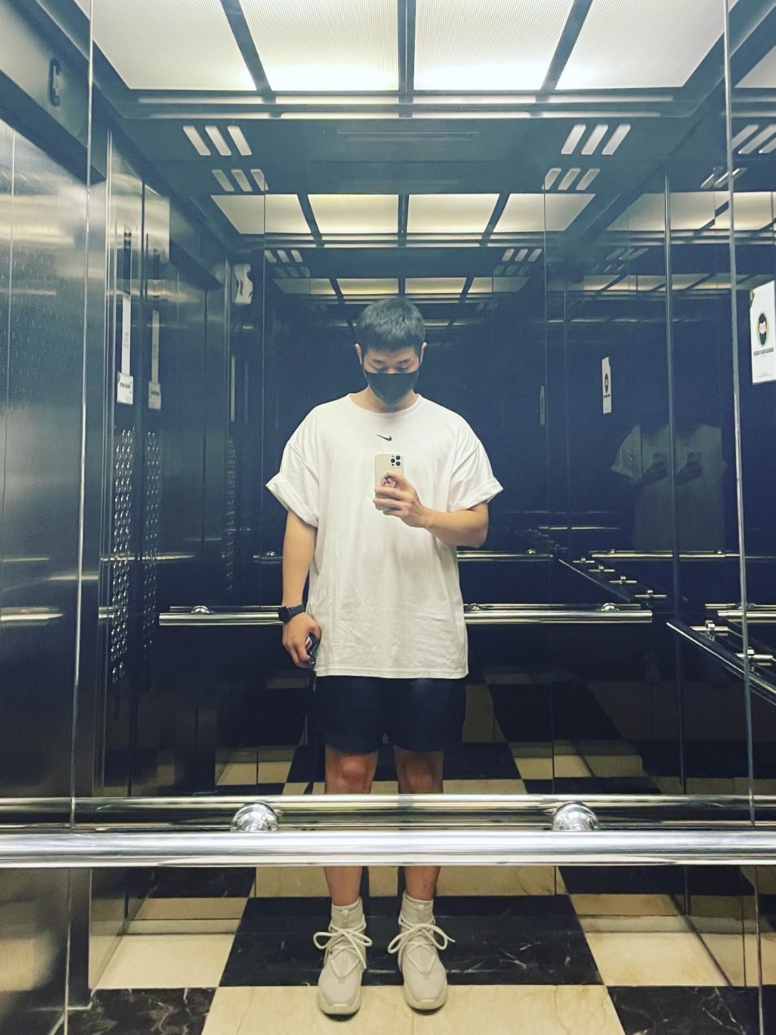 Nike x Fear of God Air Fear of God 1 Light Bone 착용 스타일