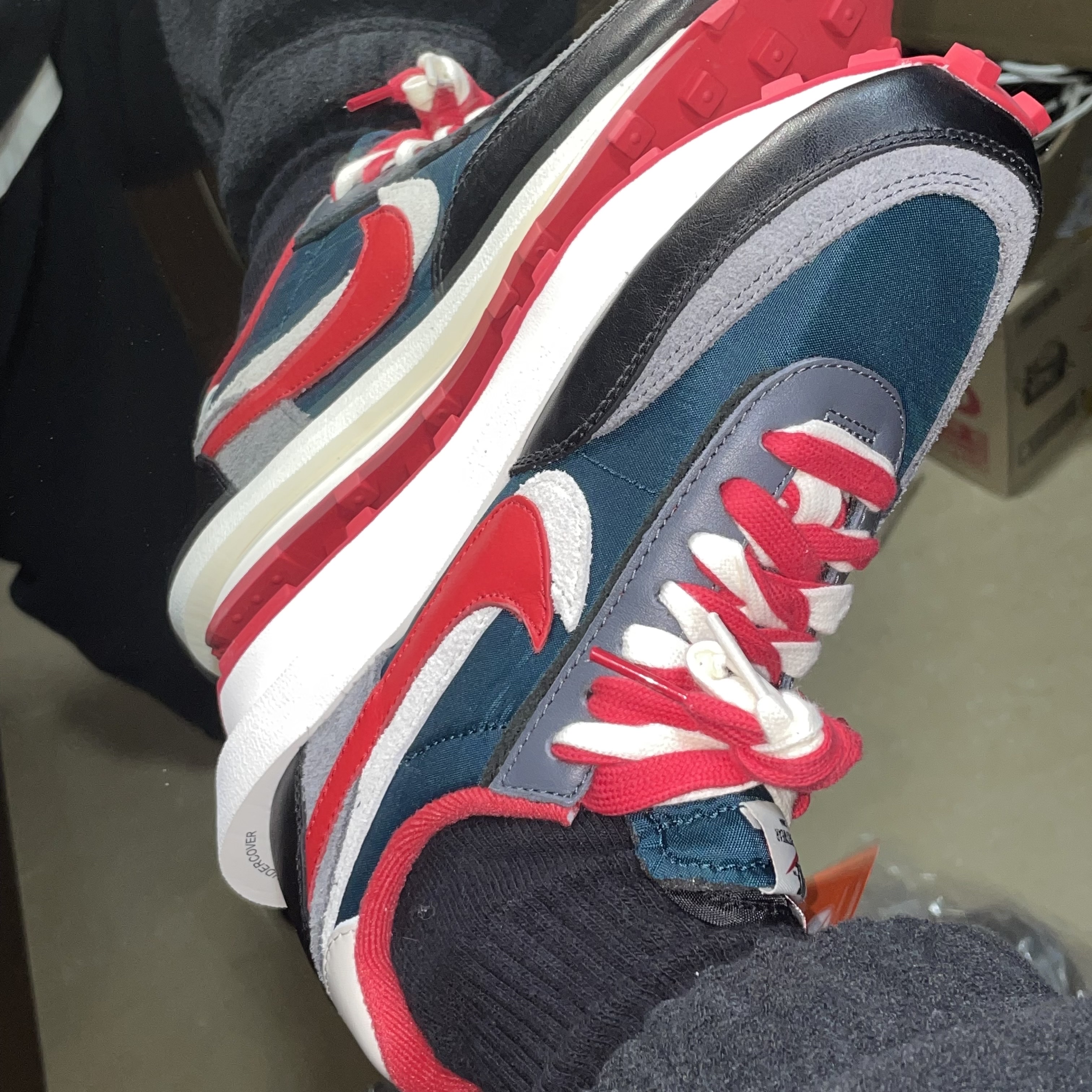 Nike x Sacai x Undercover LDWaffle Midnight Spruce University Red 착용 스타일 - 2