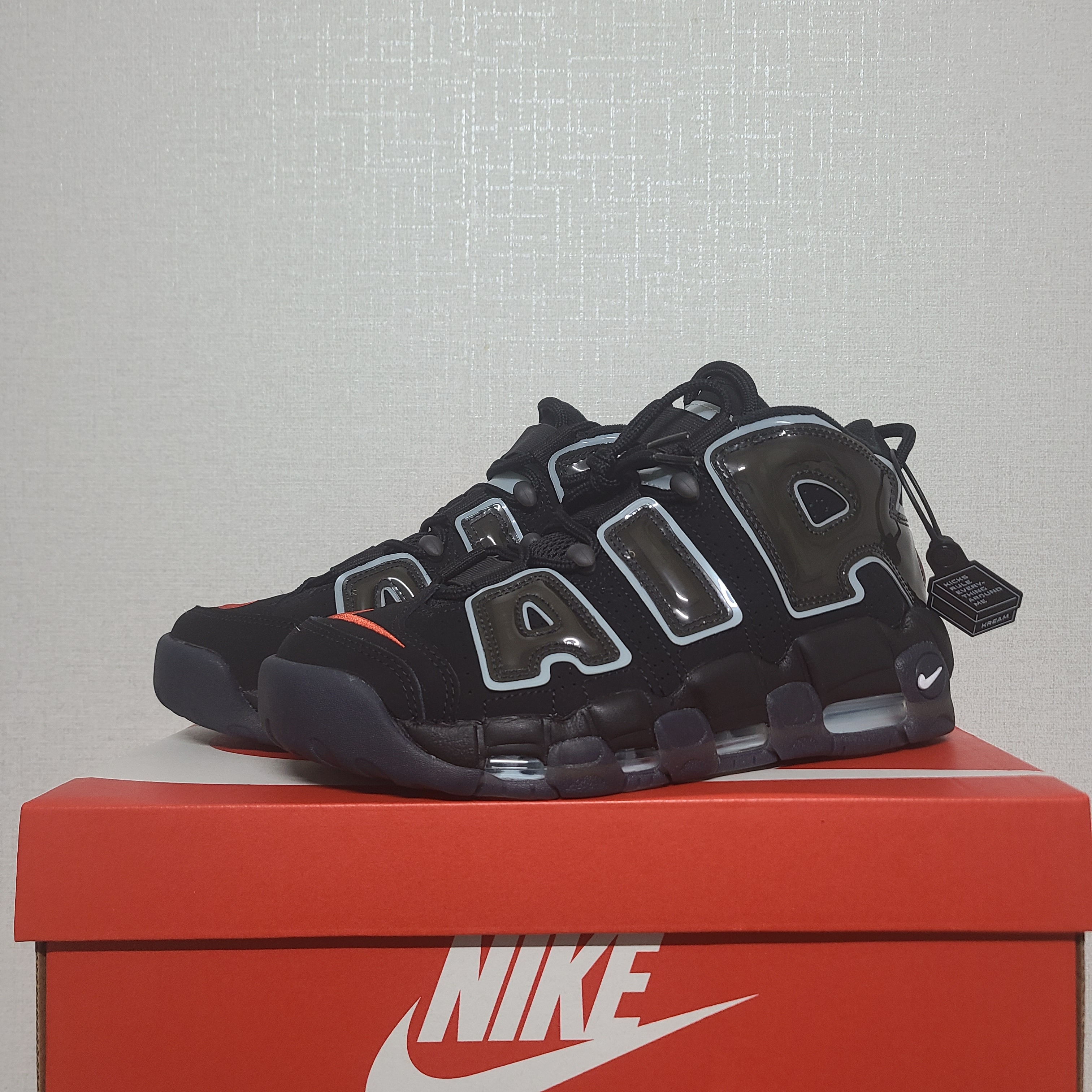 Nike Air More Uptempo 96 Maximum Volume 착용 스타일 - 1