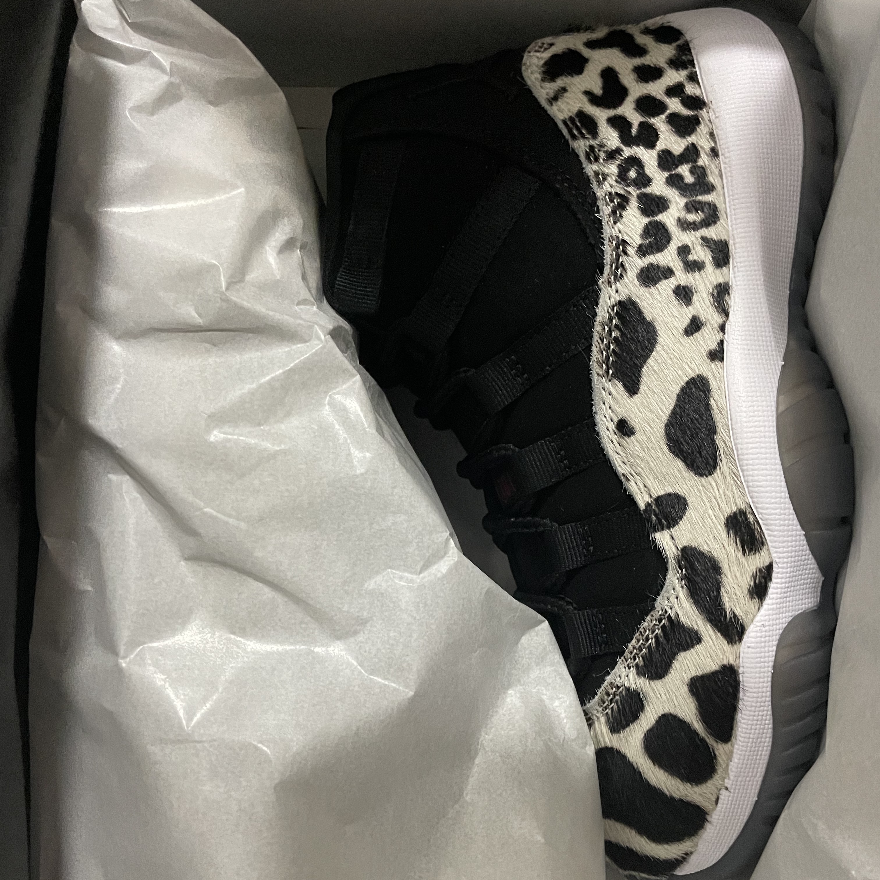 (W) Jordan 11 Retro Animal Instinct Black White 착용 스타일 - 3