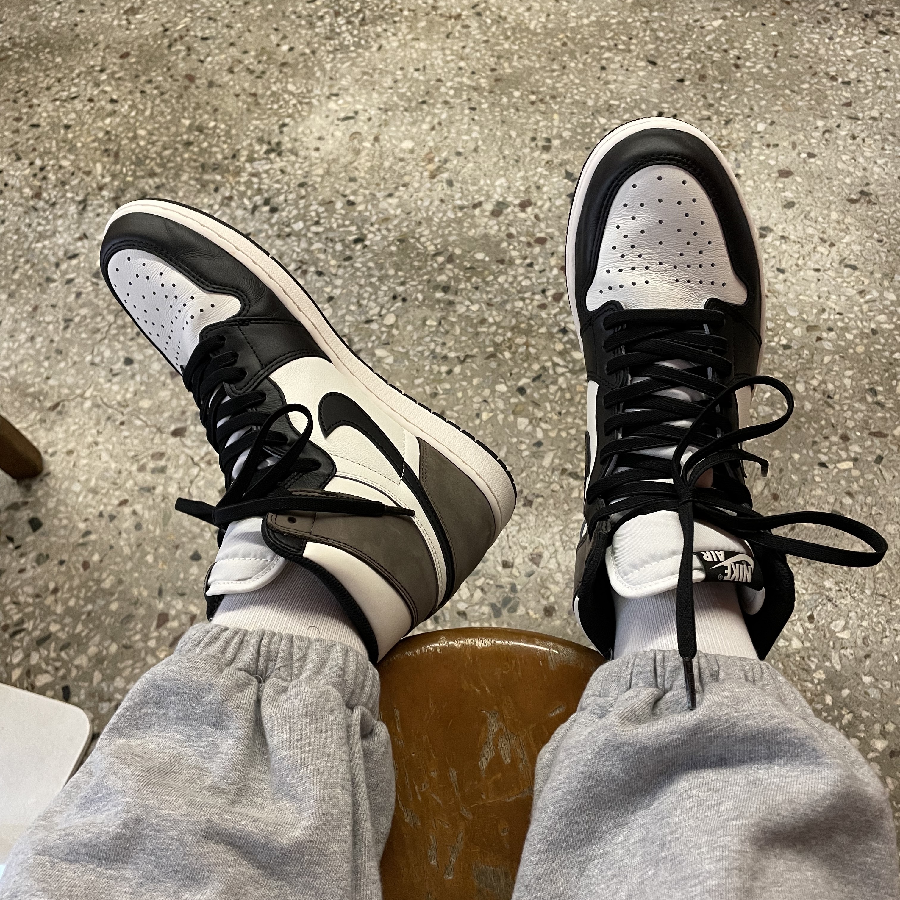 Jordan 1 Retro High OG Black Mocha 착용 스타일 - 3