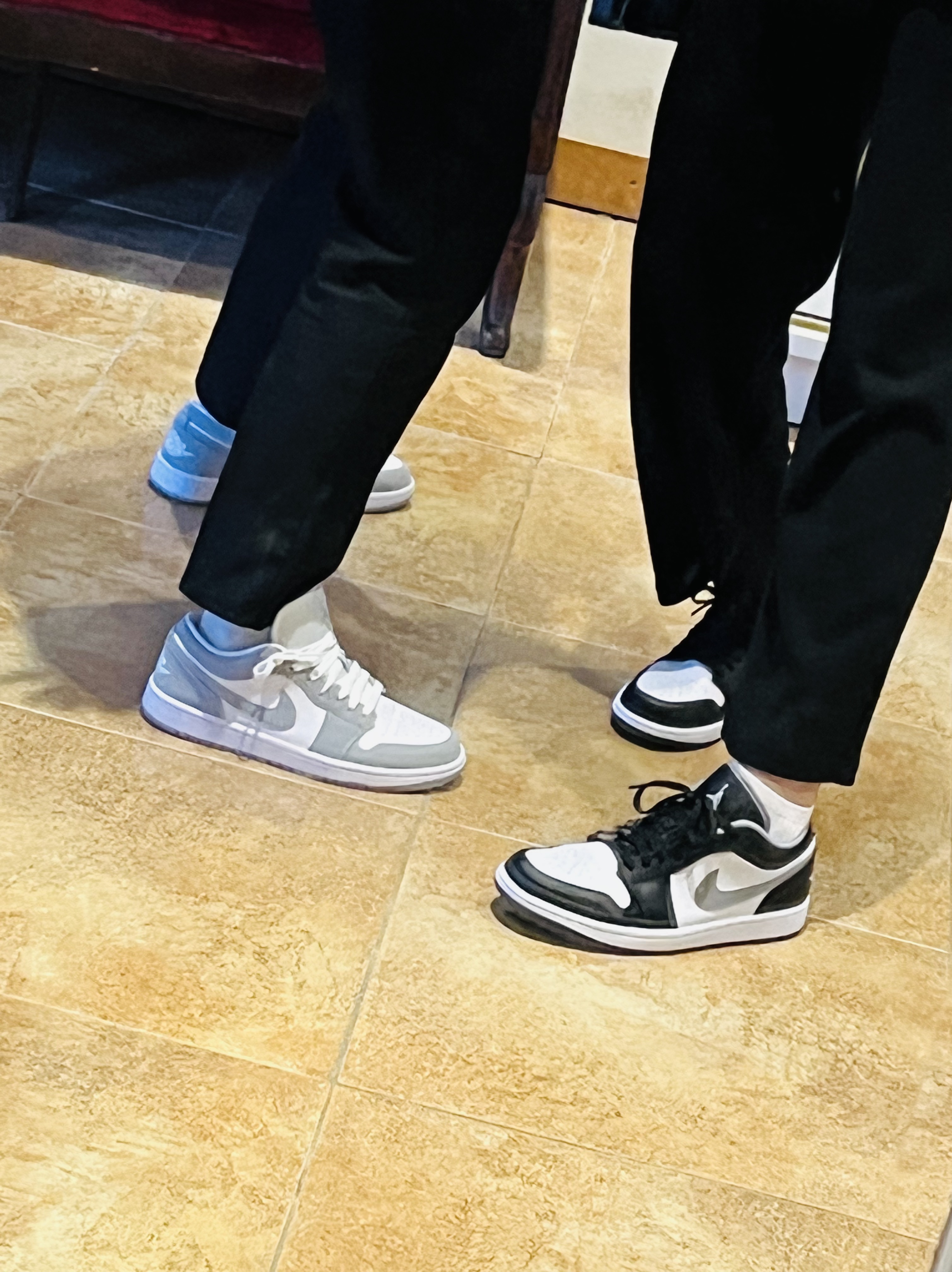 (W) Jordan 1 Low White Wolf Grey, Jordan 1 Low Black Particle Grey 착용 스타일 - 1