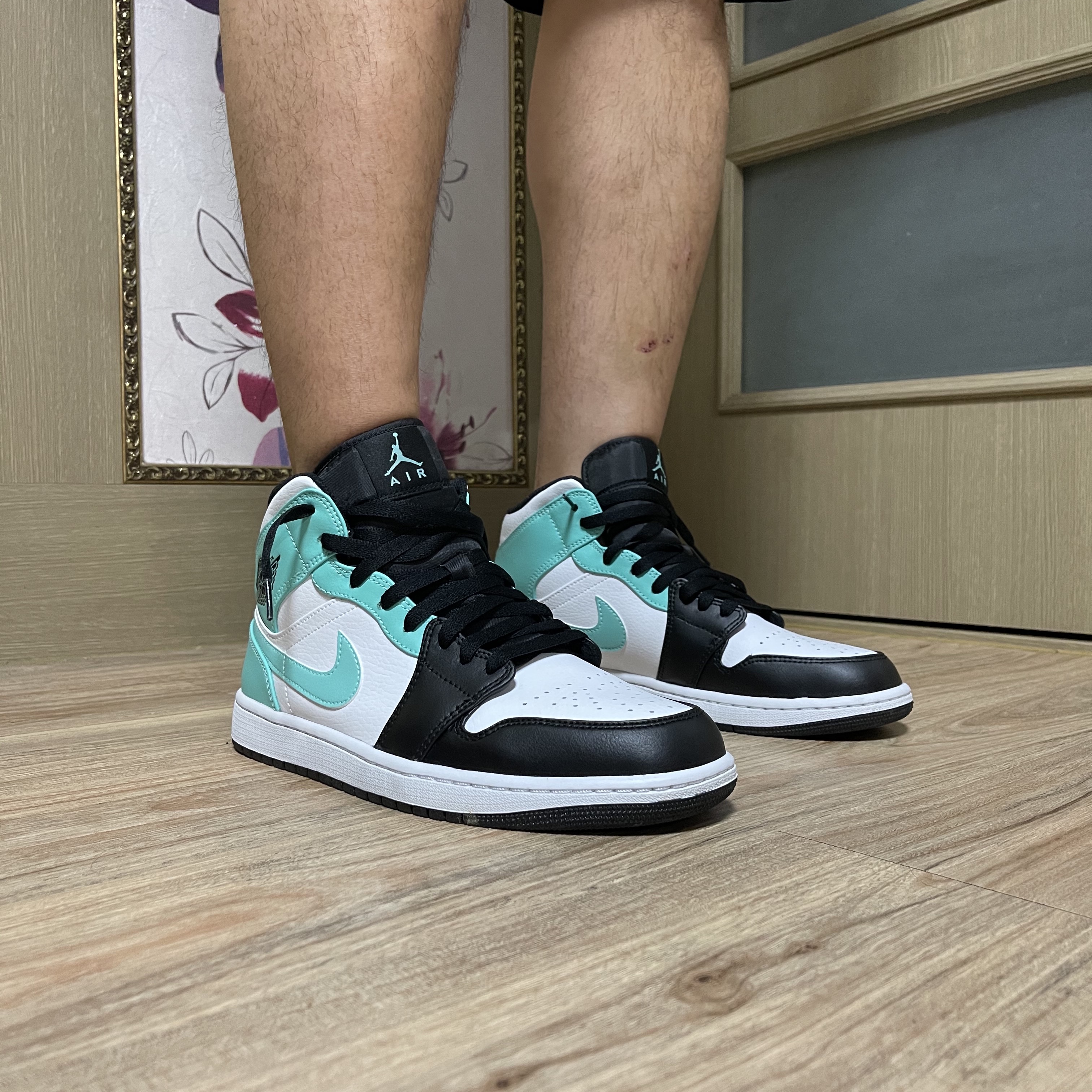 Jordan 1 Mid Tropical Twist 착용 스타일 - 1