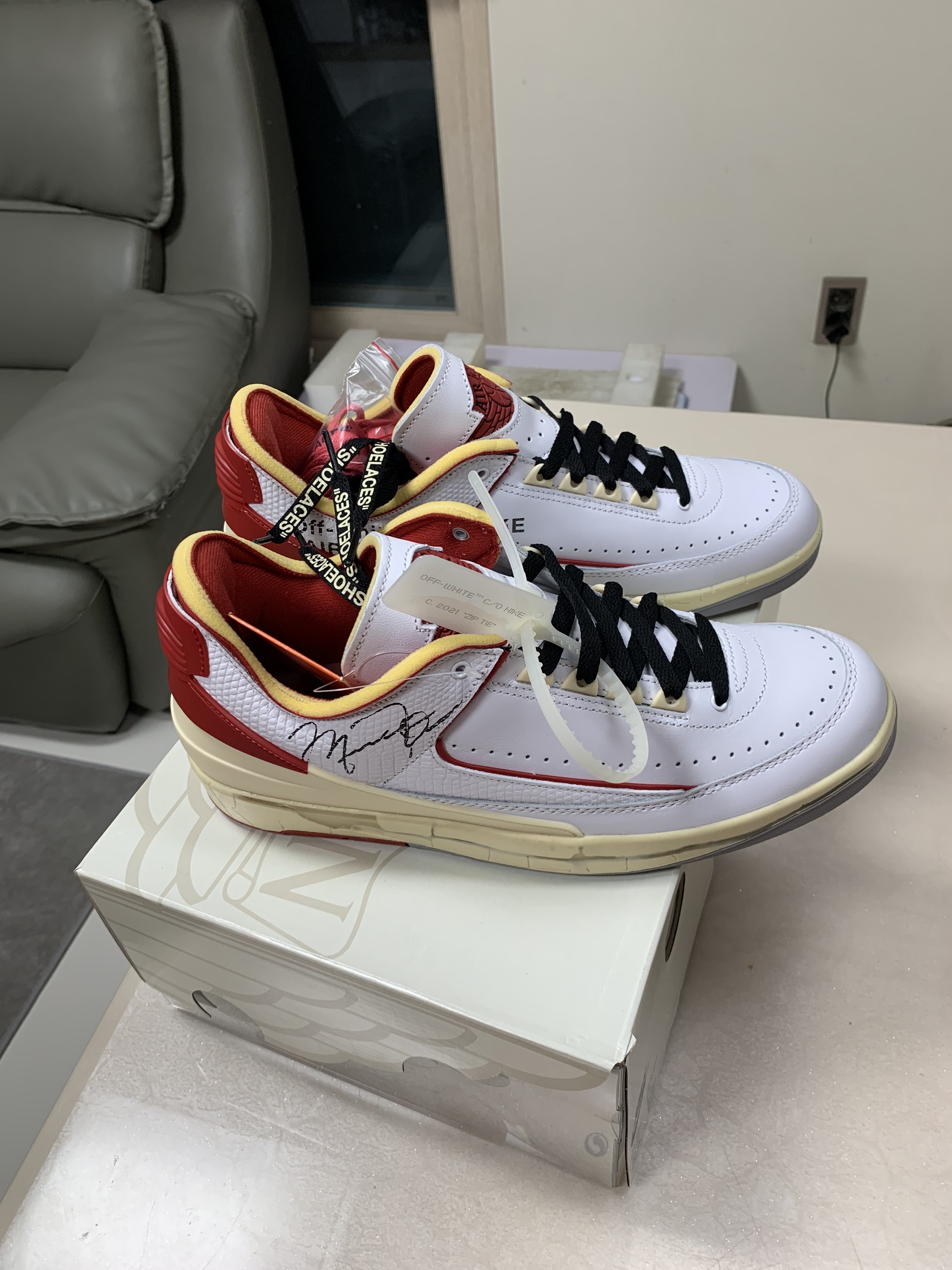 Jordan 2 x Off-White Retro Low SP White and Varsity Red 착용 스타일 - 3