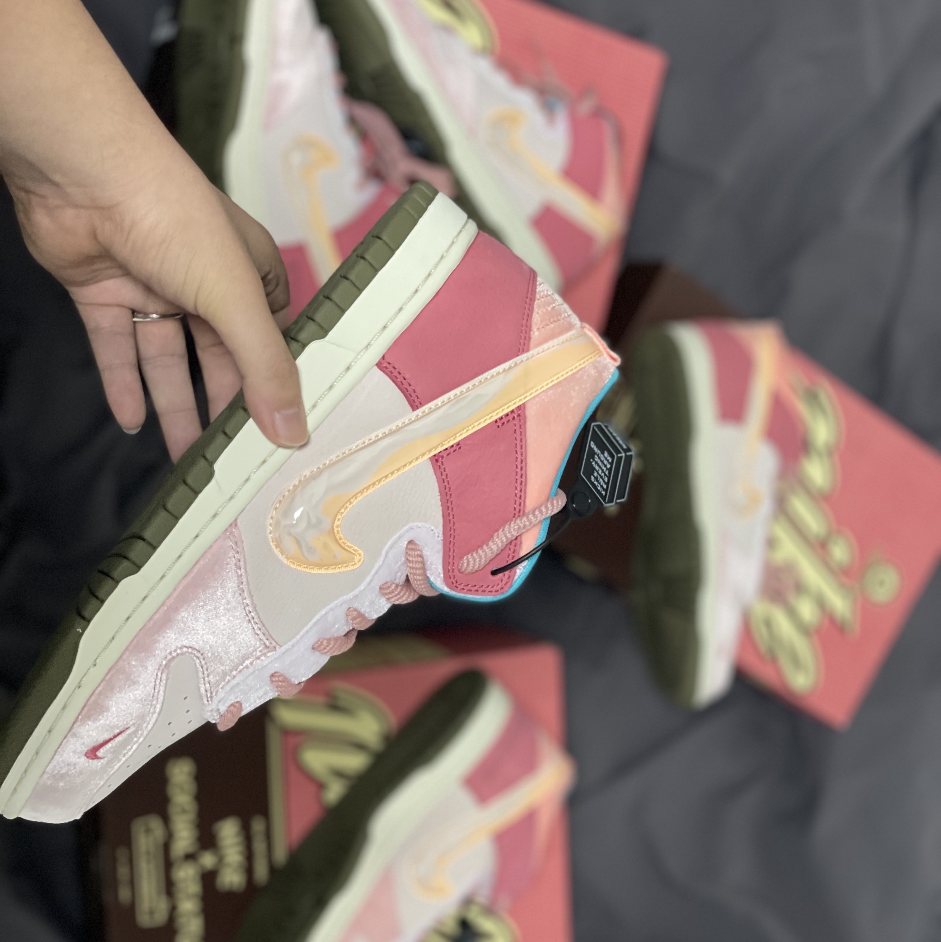 Nike x Social Status Dunk Mid Free Lunch Strawberry Milk 착용 스타일