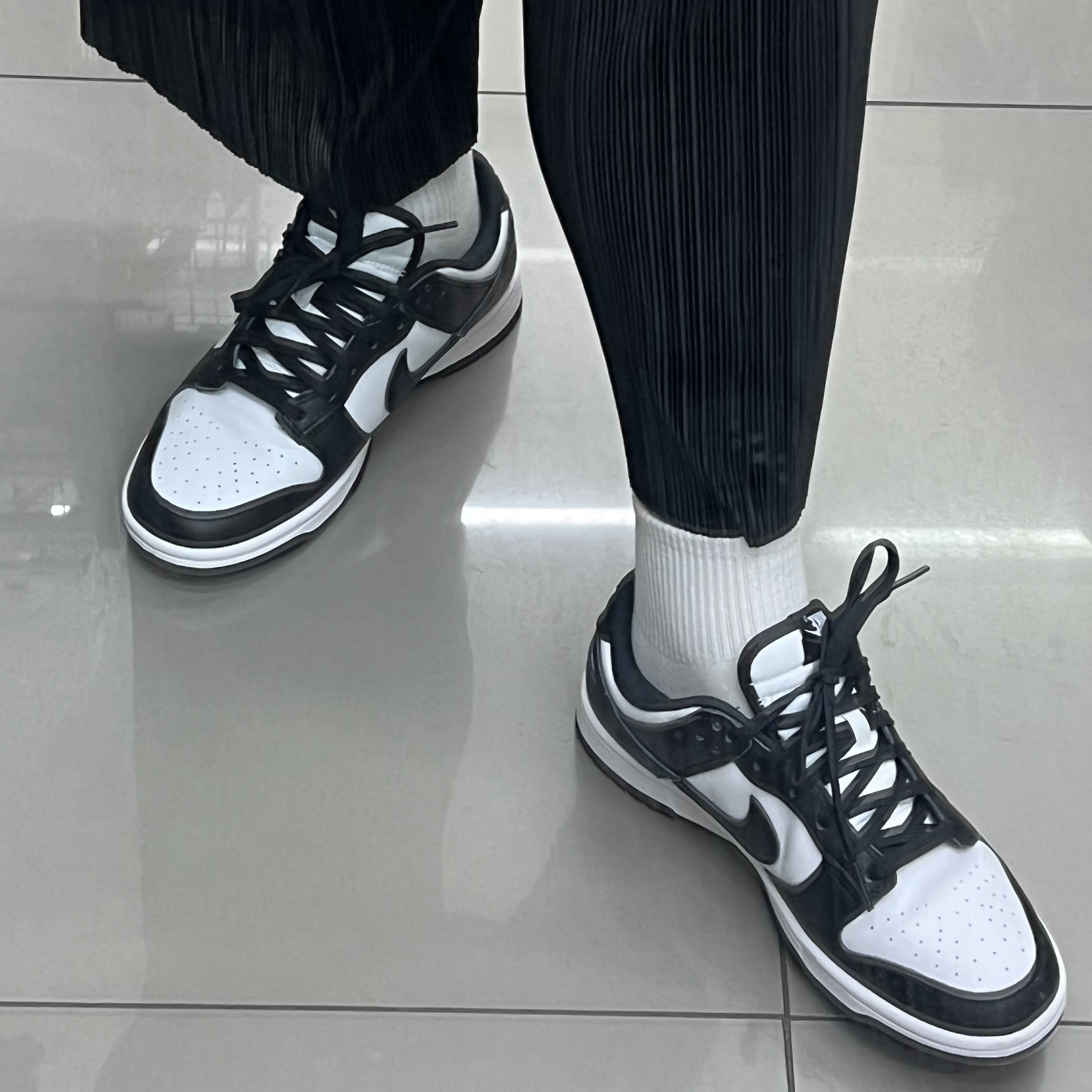 (W) Nike Dunk Low Black 착용 스타일 - 1