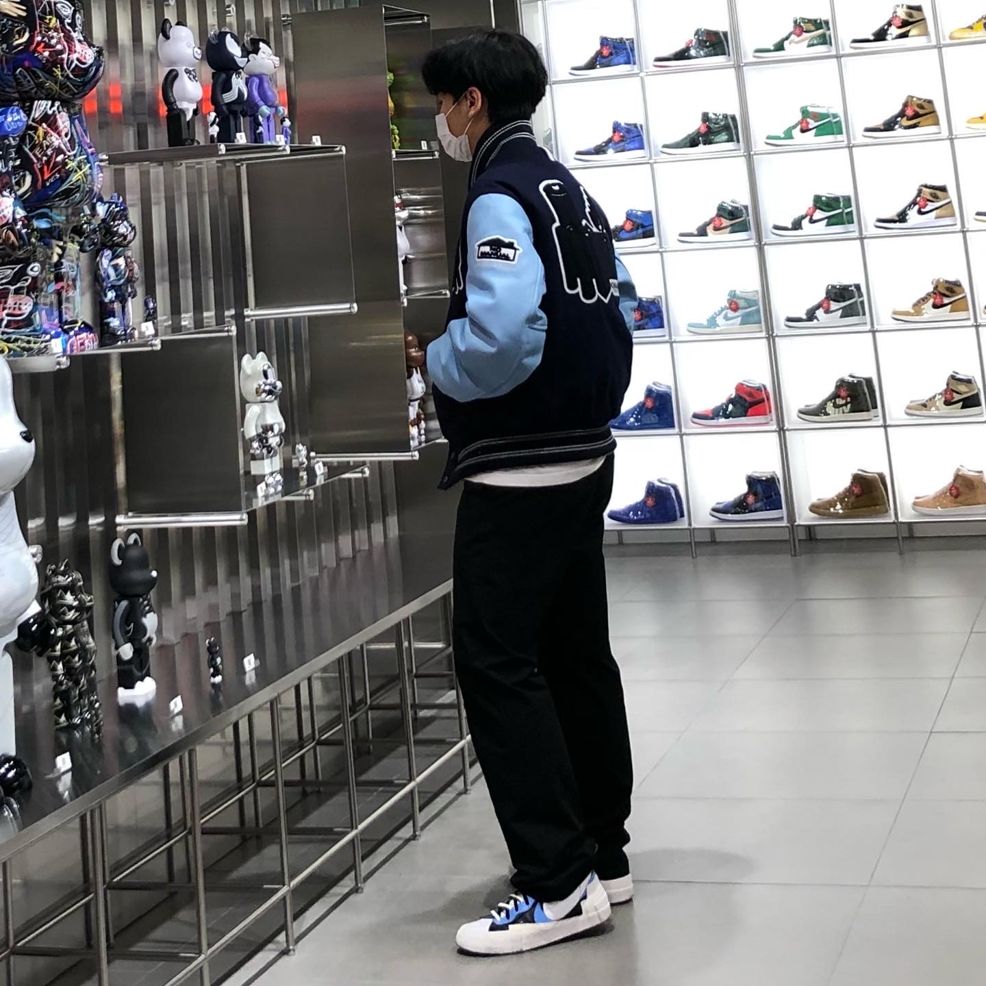Nike x Sacai Blazer Mid White Black Legend Blue 착용 스타일 - 1