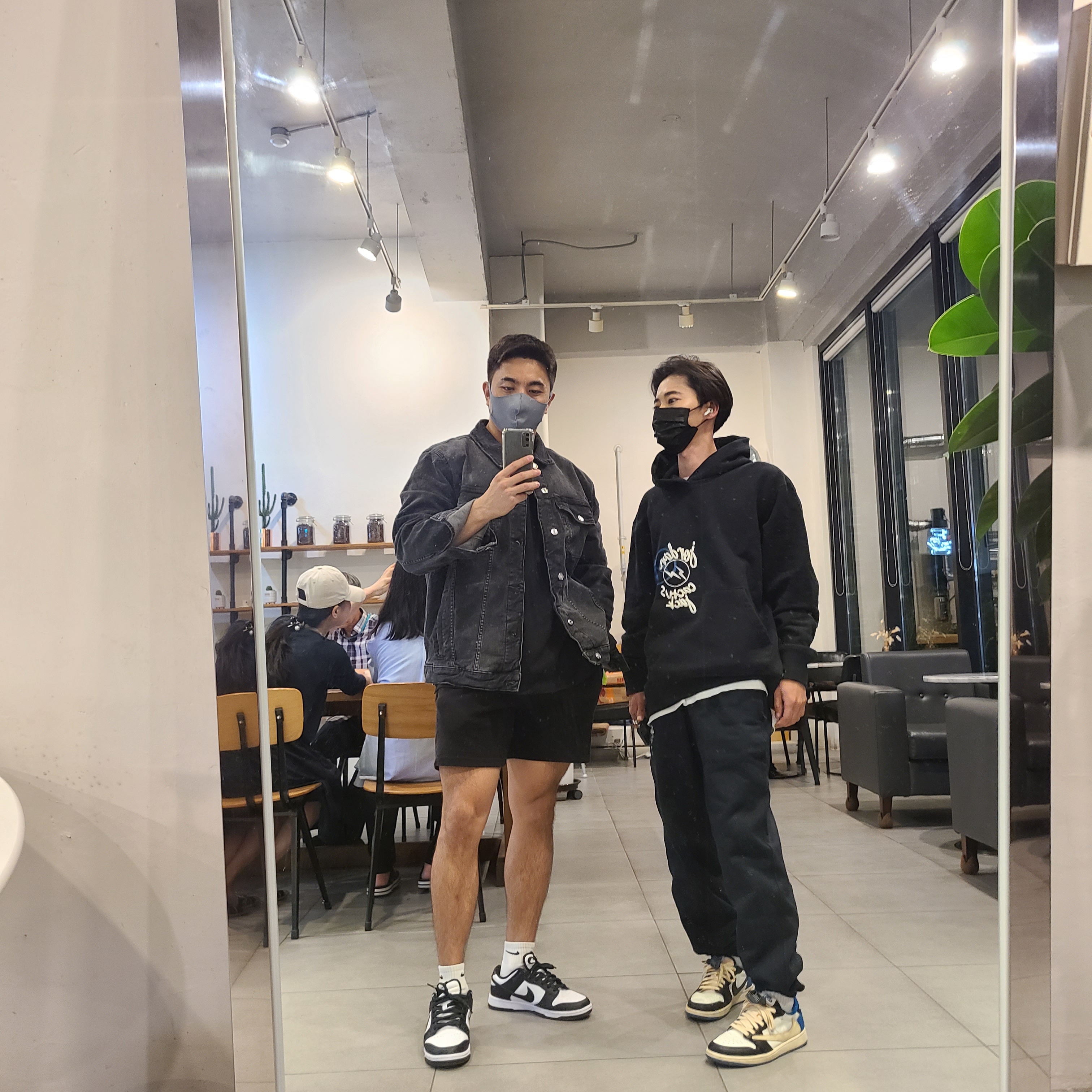 Jordan 1 x Travis Scott x Fragment Retro Low OG SP Military Blue, Nike Dunk Low Retro Black 착용 스타일