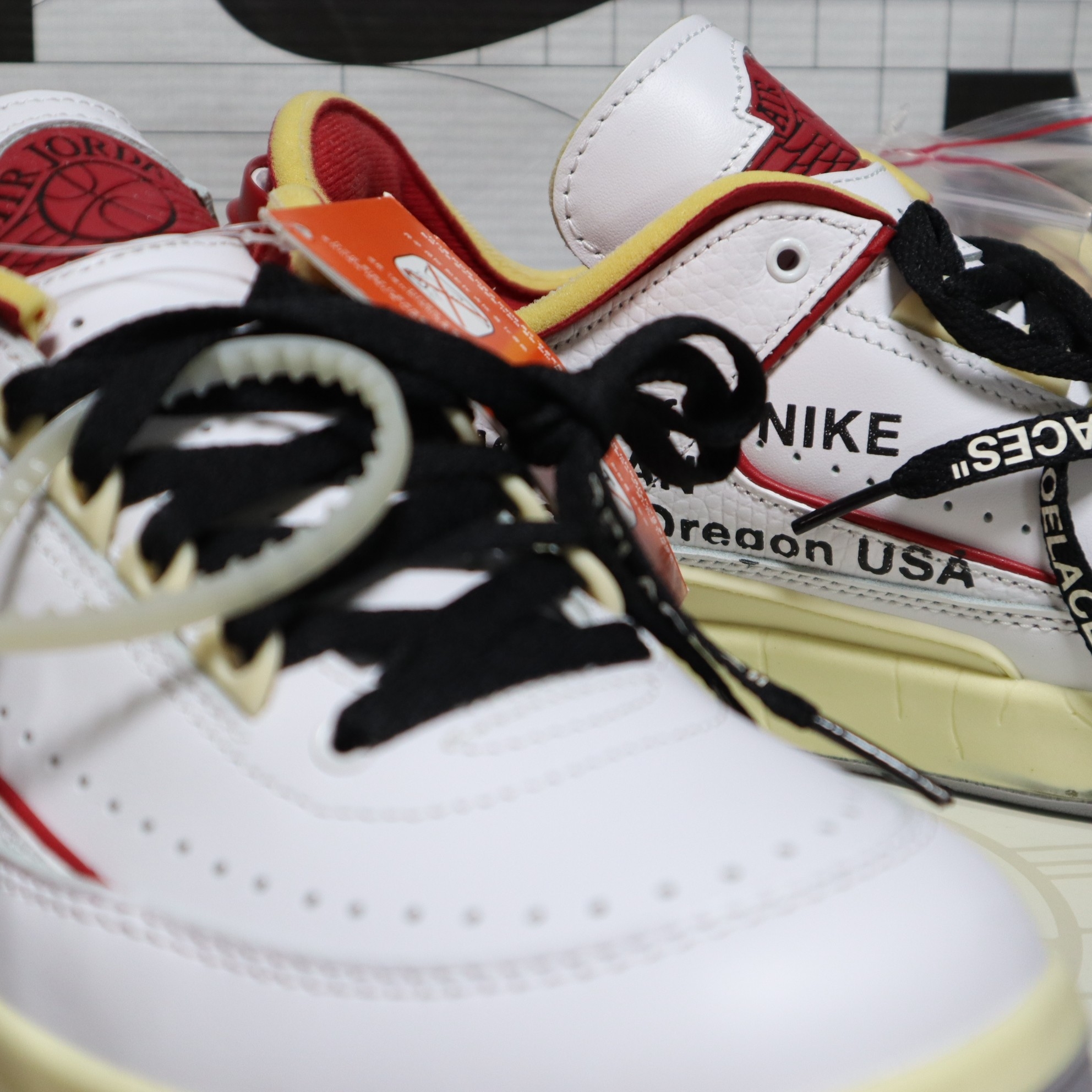 Jordan 2 x Off-White Retro Low SP White and Varsity Red 착용 스타일 - 2