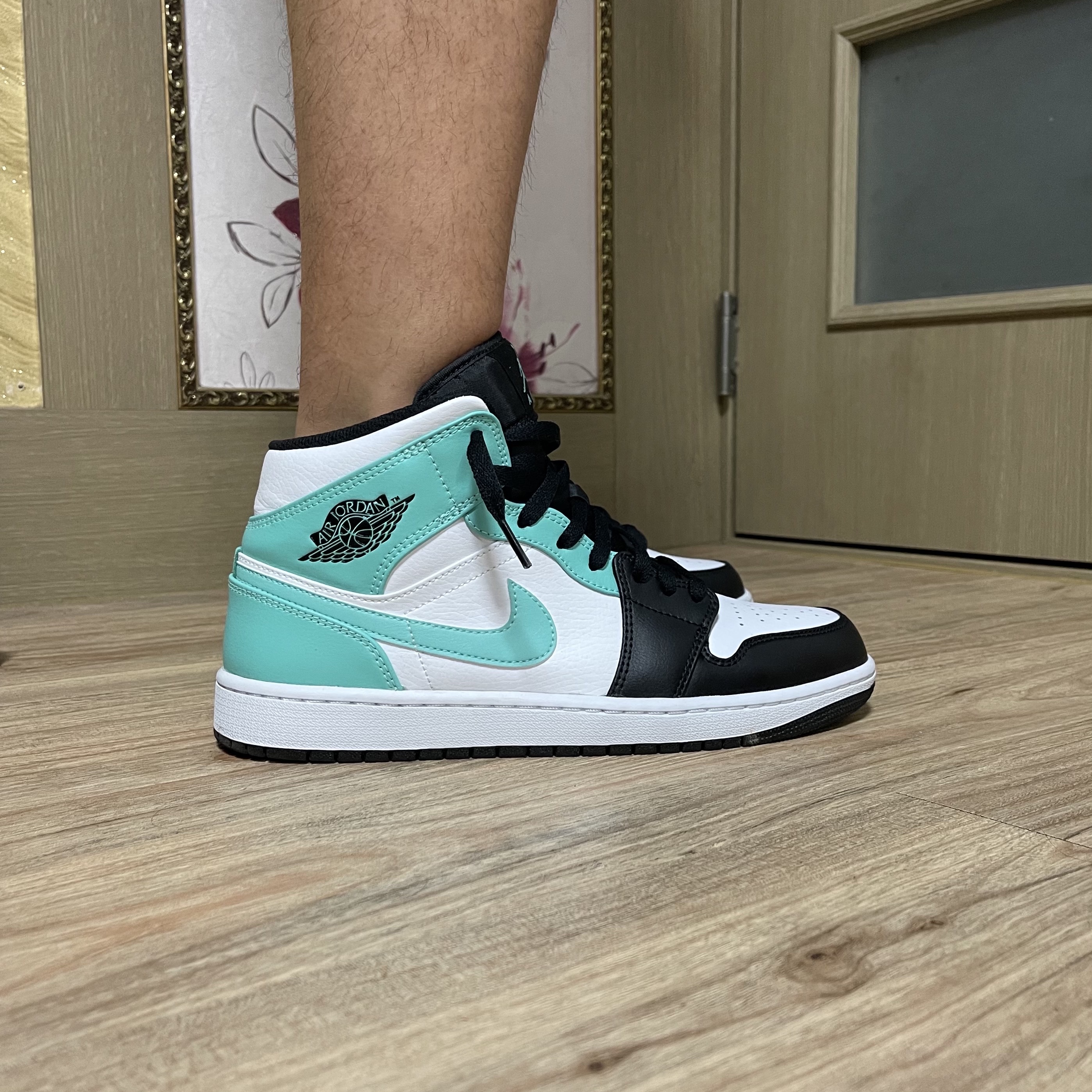 Jordan 1 Mid Tropical Twist 착용 스타일 - 2