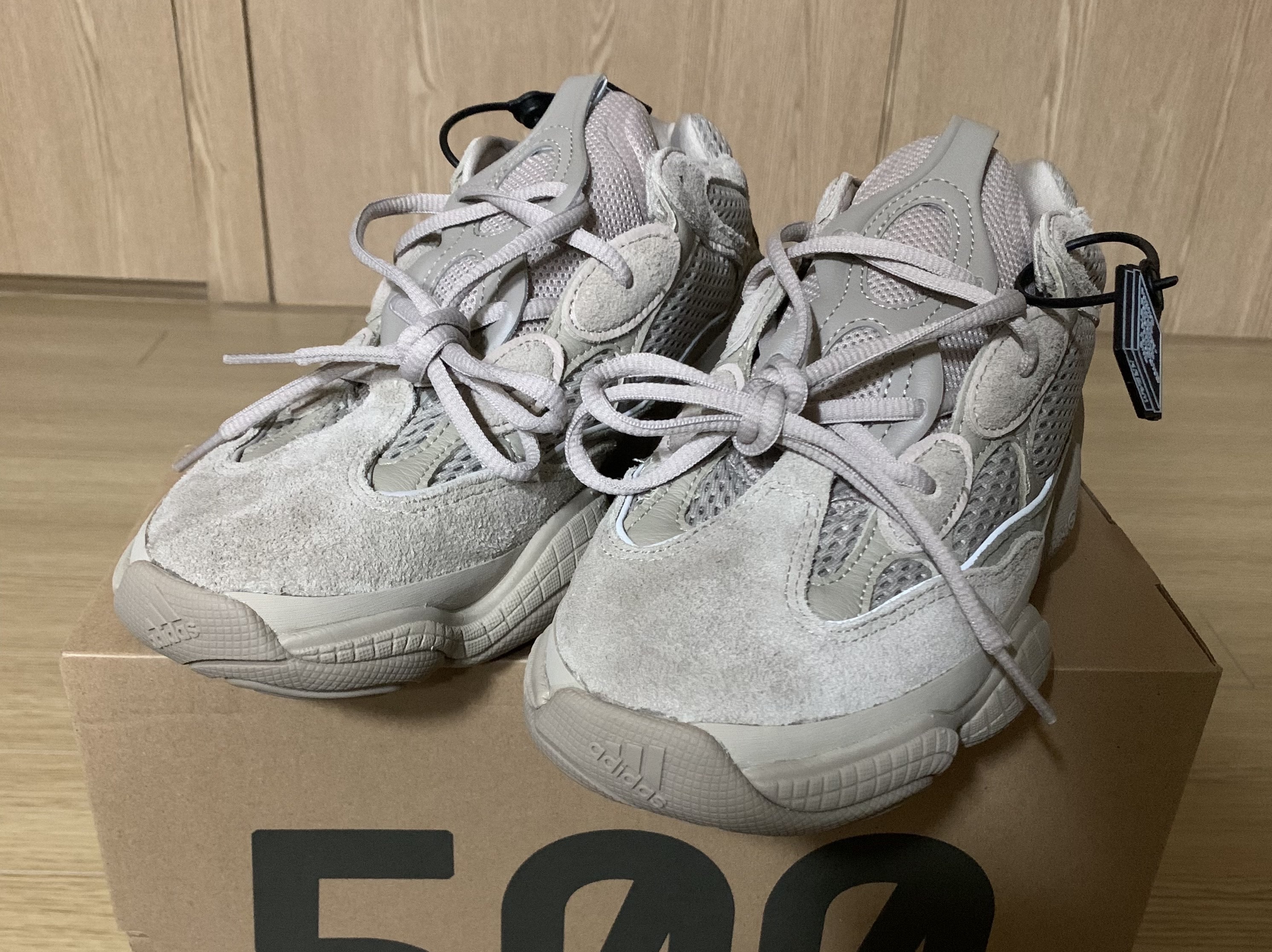 Adidas Yeezy 500 Taupe Light 착용 스타일