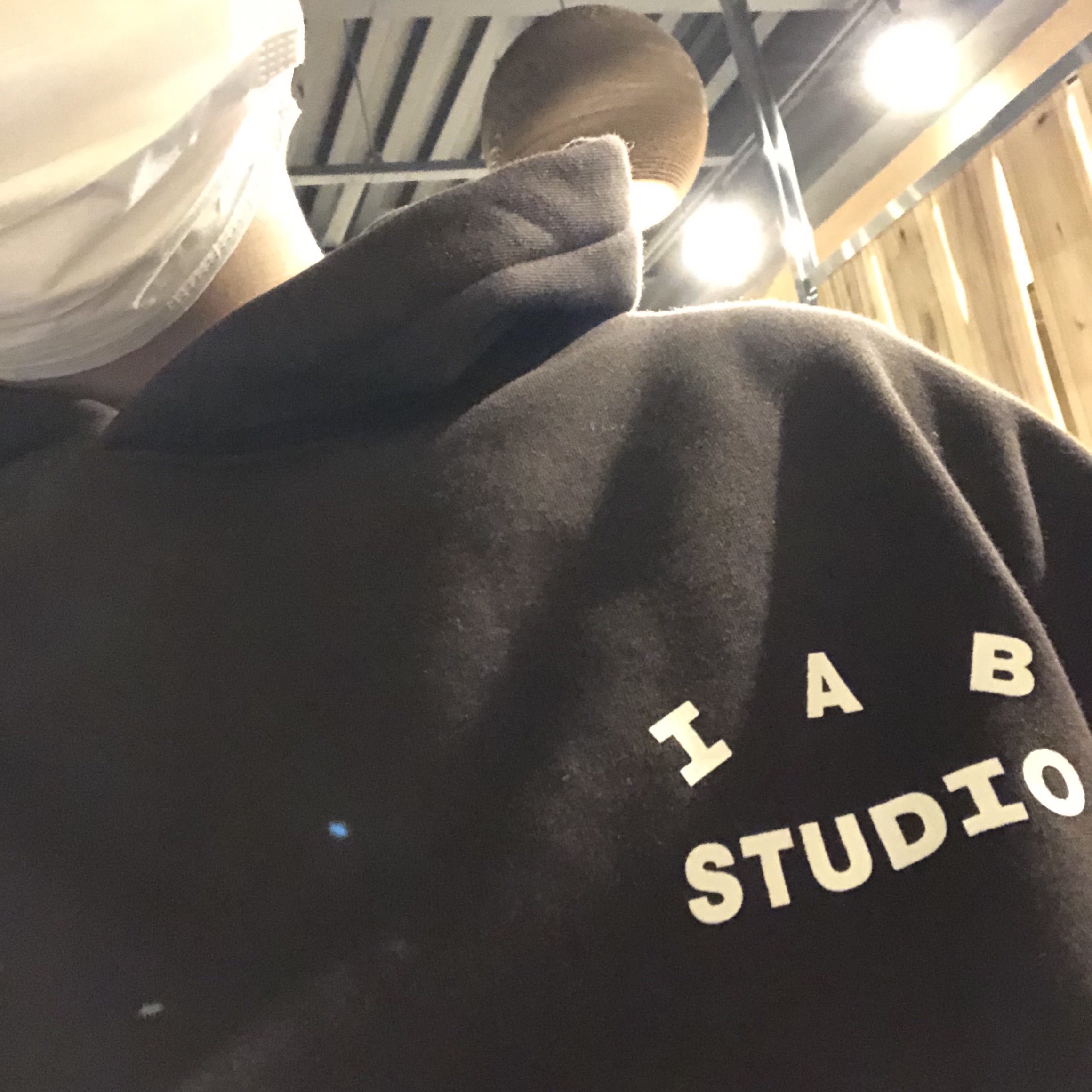 IAB Studio Hoodie Brown 착용 스타일