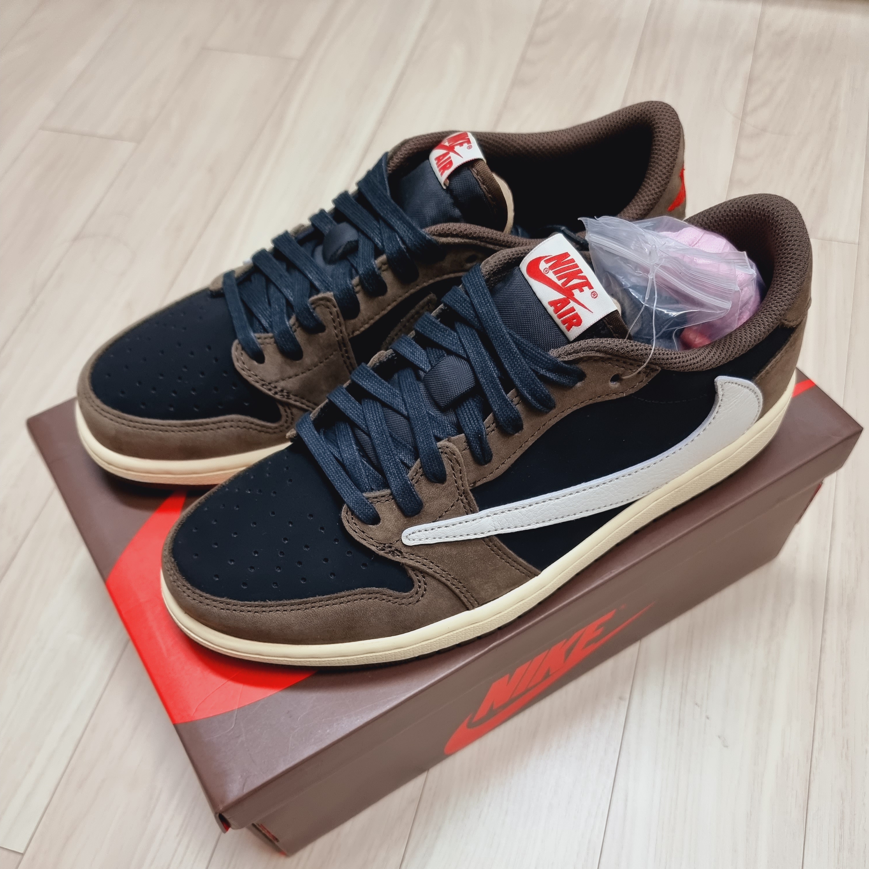 Jordan 1 x Travis Scott Retro Low OG SP Mocha 착용 스타일 - 2